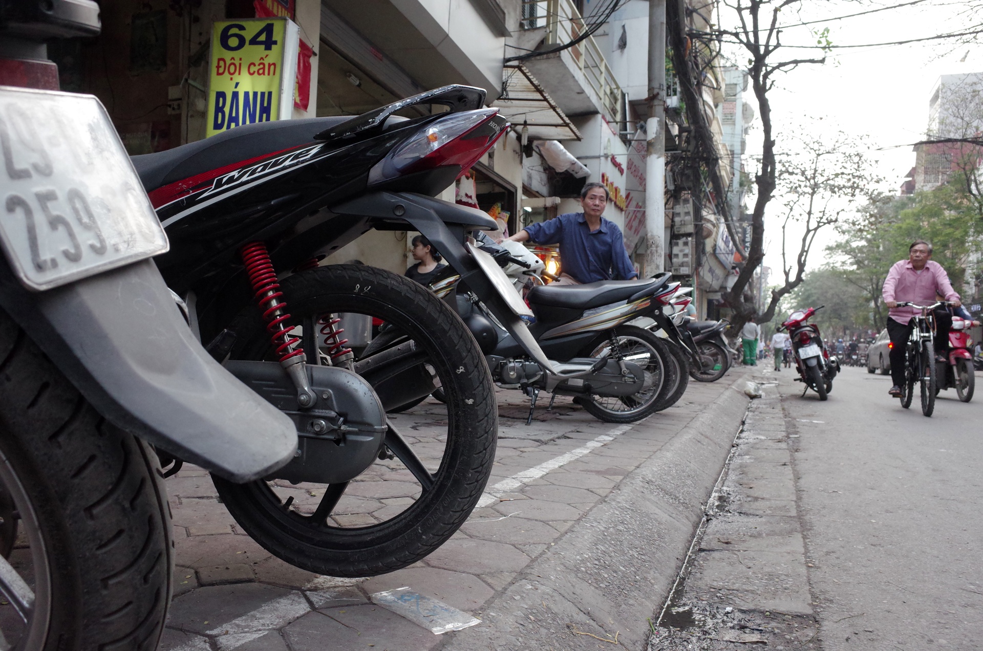 Vỉa hè không dành cho người đi bộ ảnh 8 Via he khong danh cho nguoi di bo anh 8