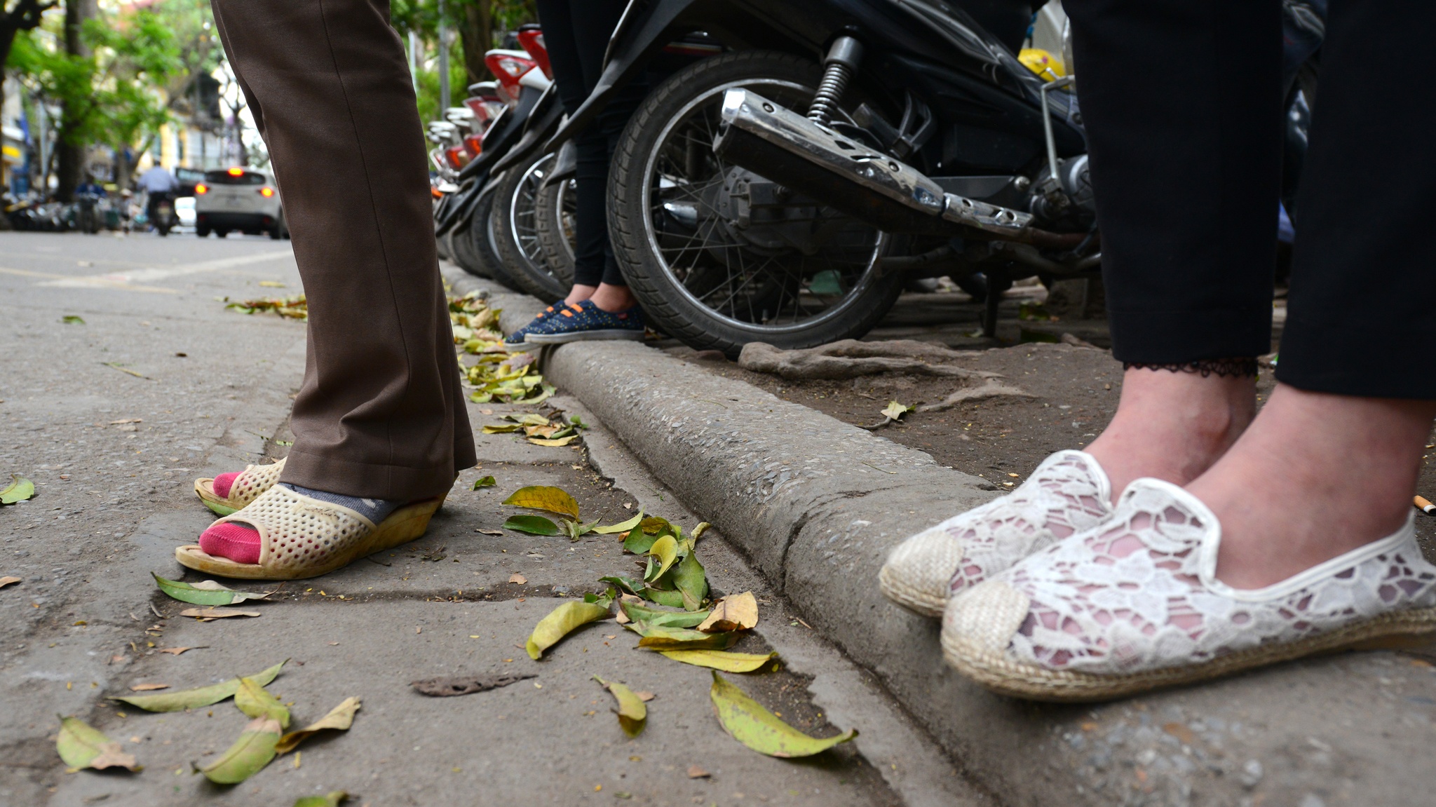 Bai gui xe may via he day khach cho xe buyt xuong long duong hinh anh