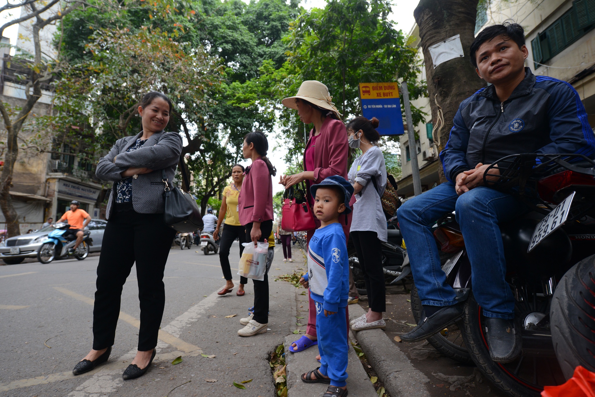 bai xe day khach xe buyt xuong duong anh 8