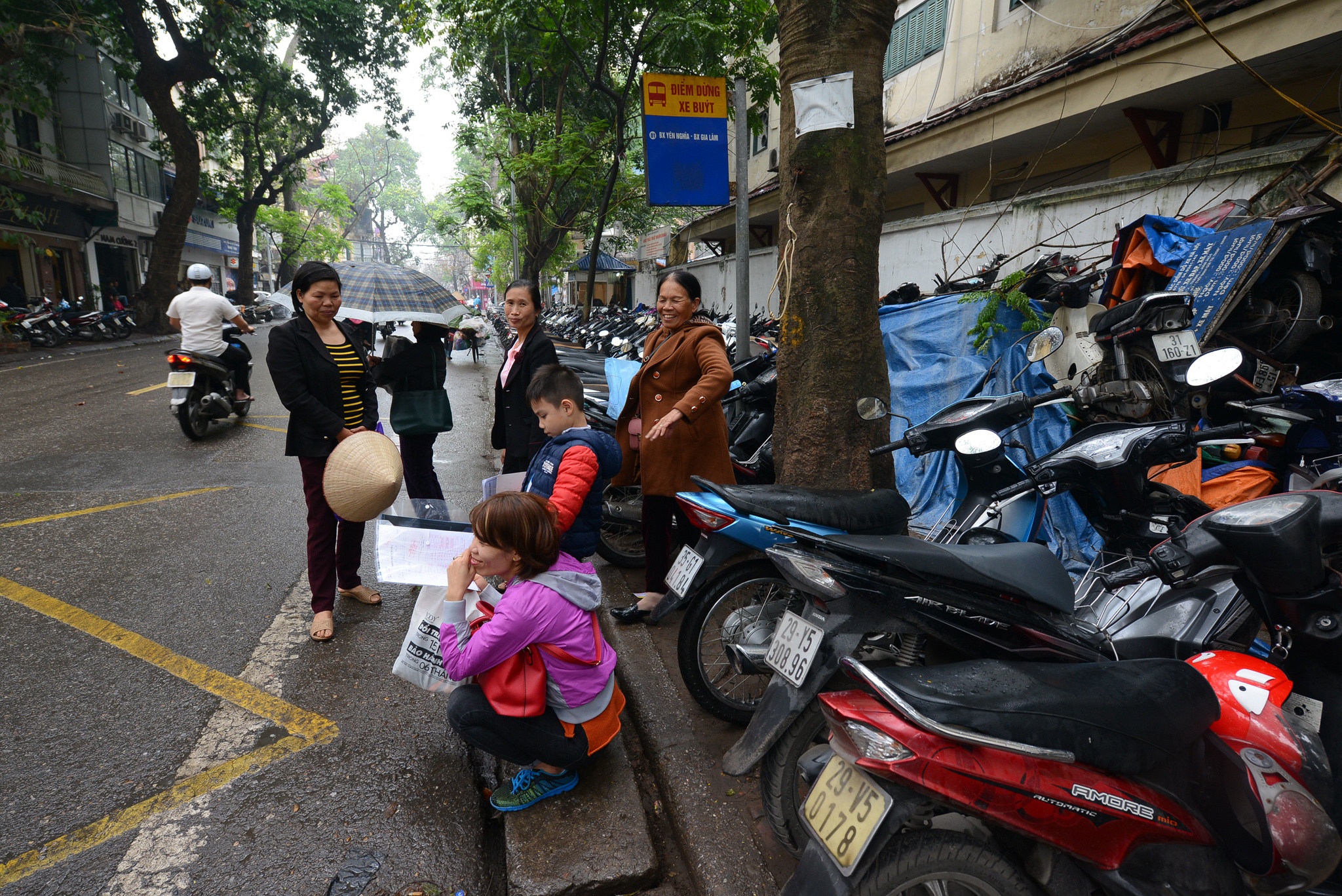 Nguy hiem khi cho xe buyt duoi long duong hinh anh