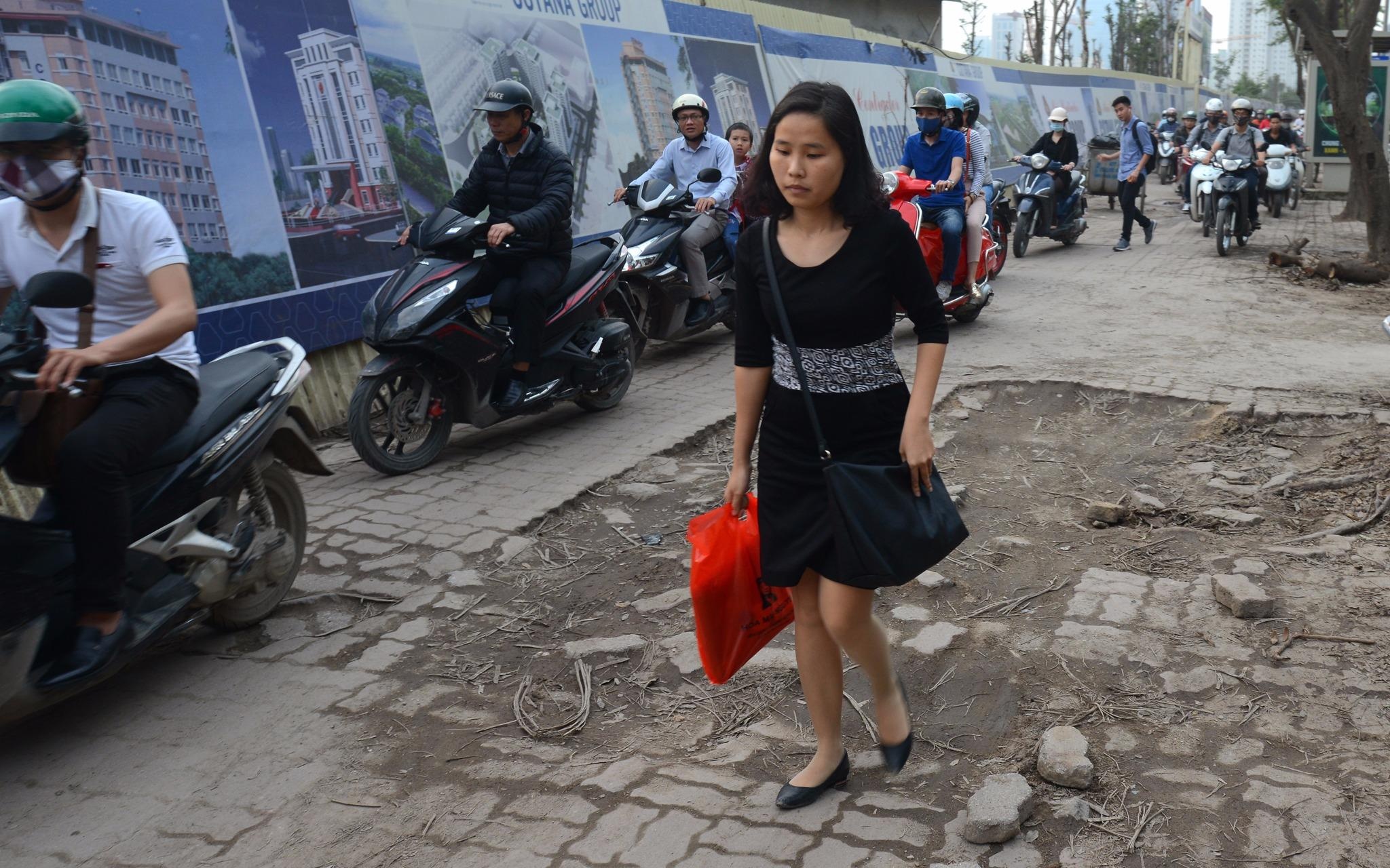 Xe may cay nat via he, de doa nguoi di bo hinh anh