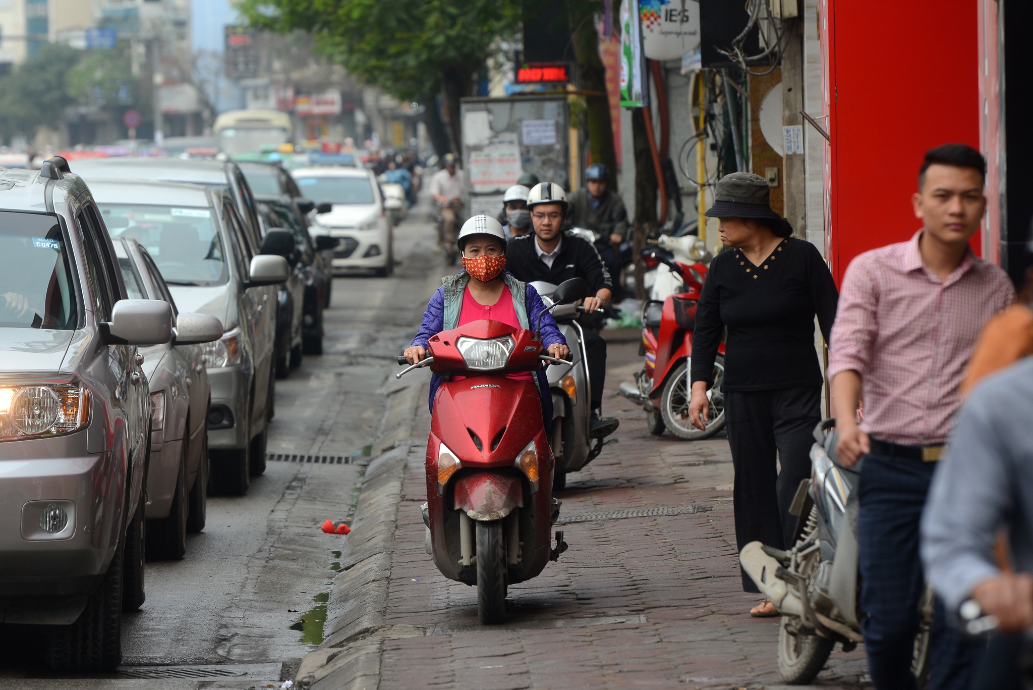 xe may cay nat via he Ha Noi anh 16