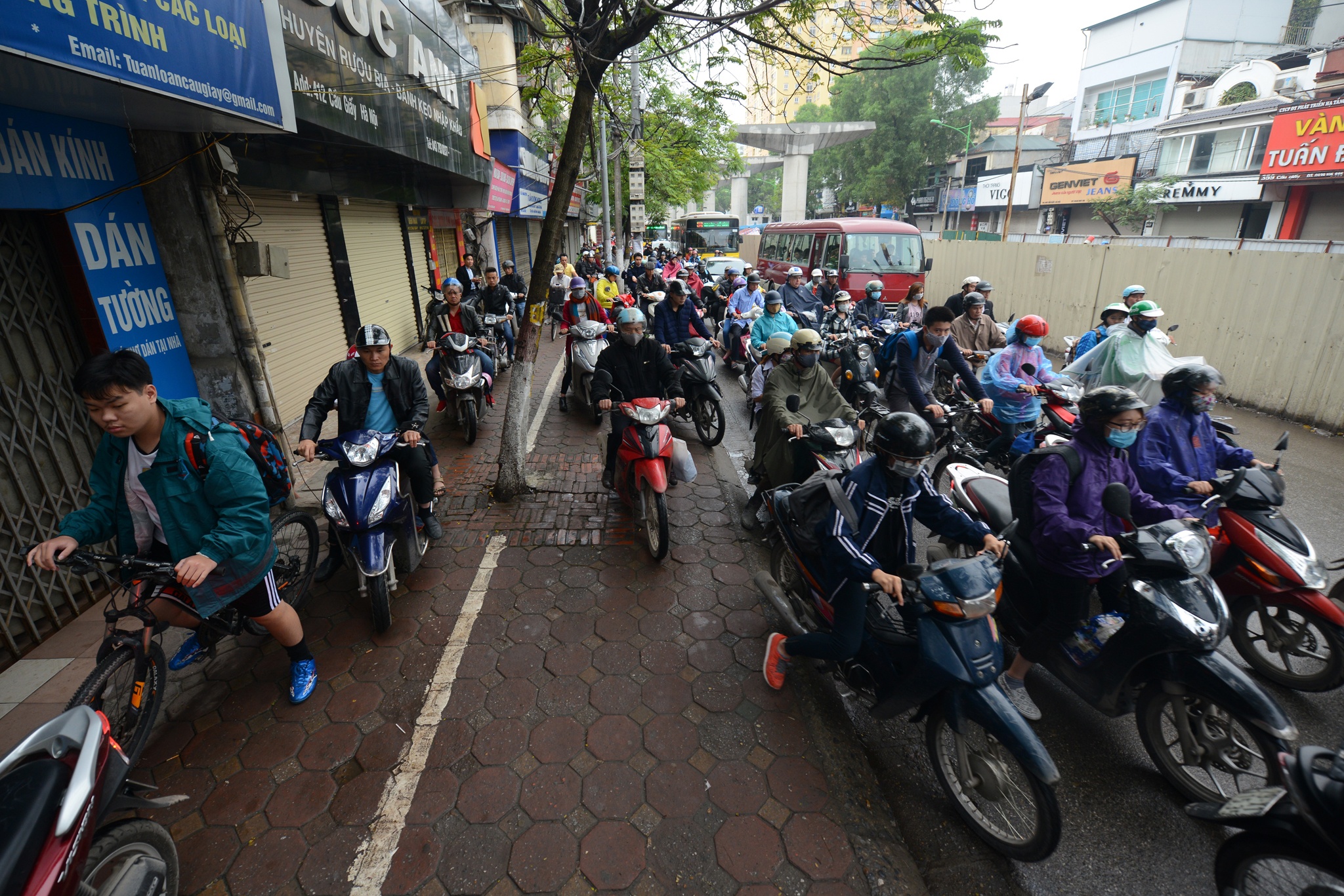 xe may cay nat via he Ha Noi anh 1