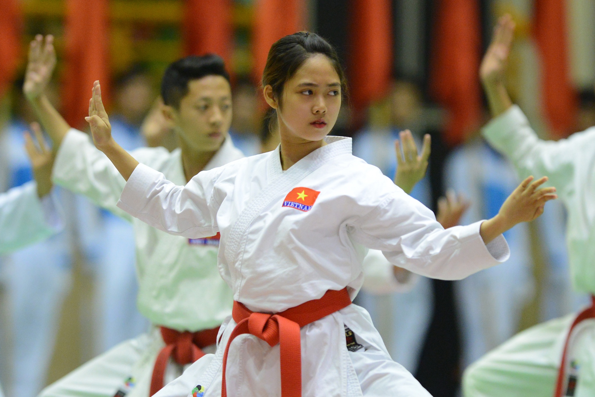 Nu canh sat xinh dep ban sung, danh vo trong hoi thao hinh anh