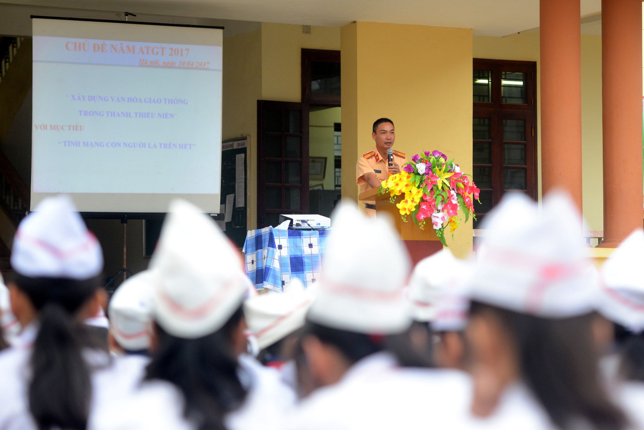 Canh sat giao thong lam thay giao anh 3