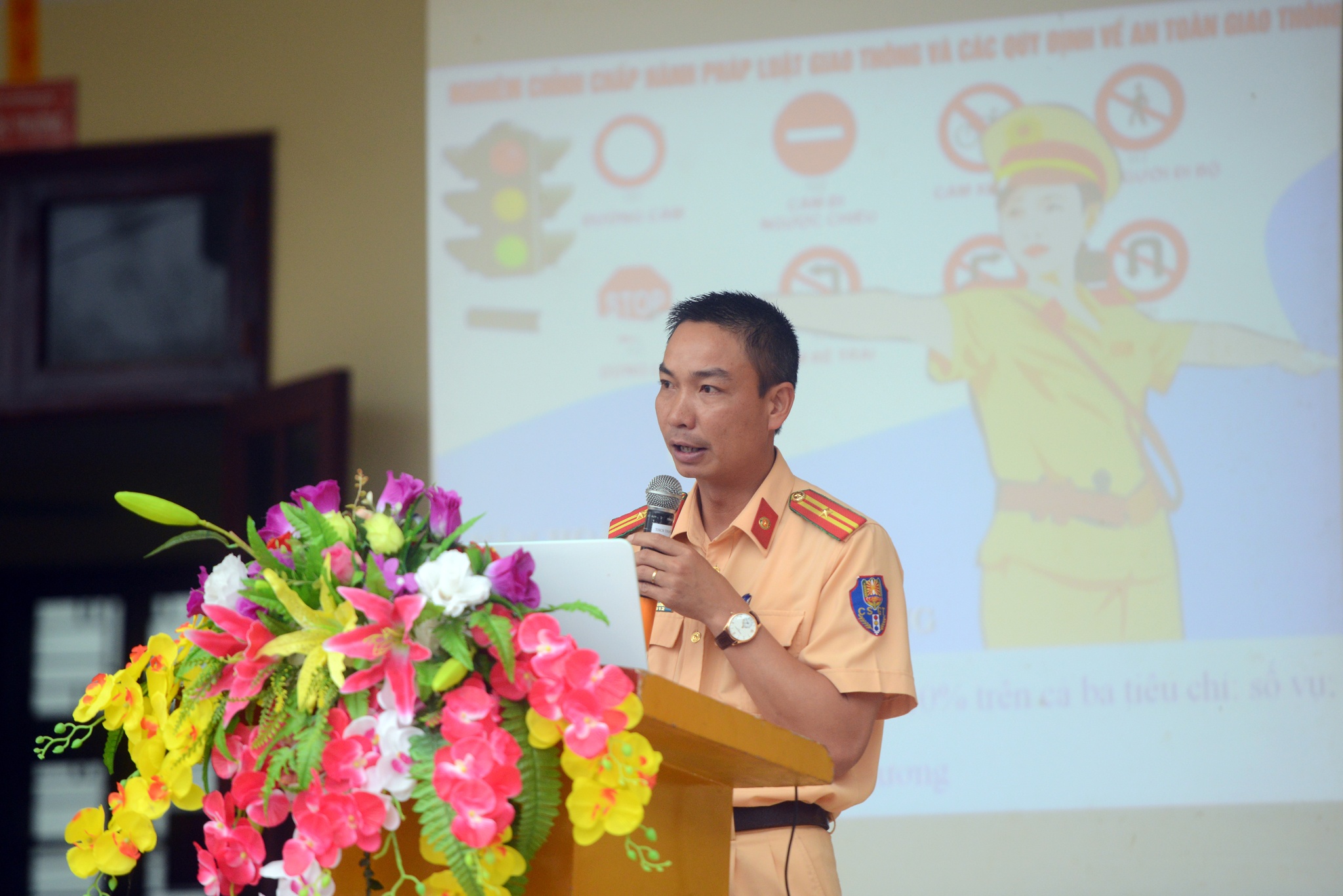 Canh sat giao thong lam thay giao anh 9