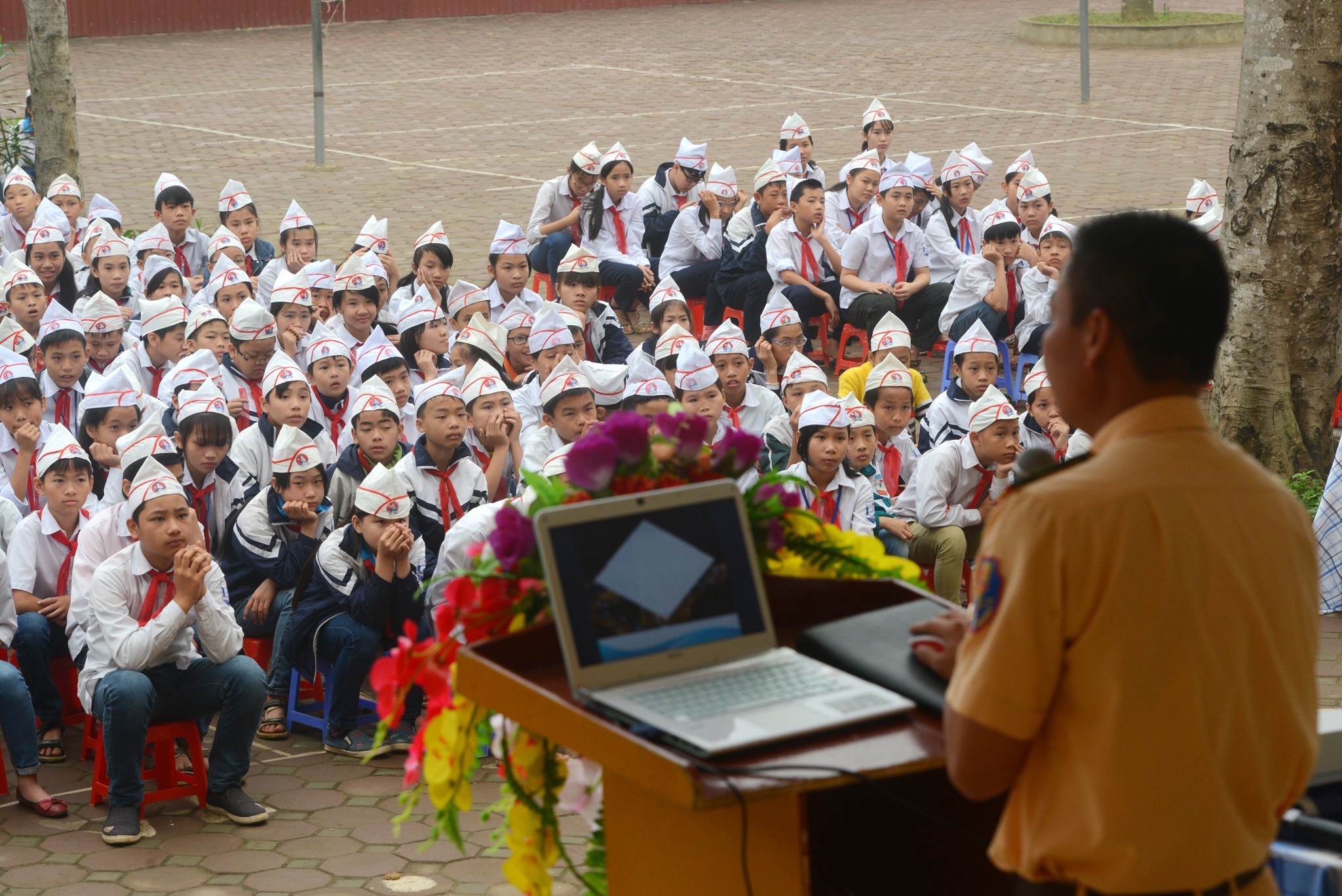 Canh sat giao thong lam thay giao anh 4