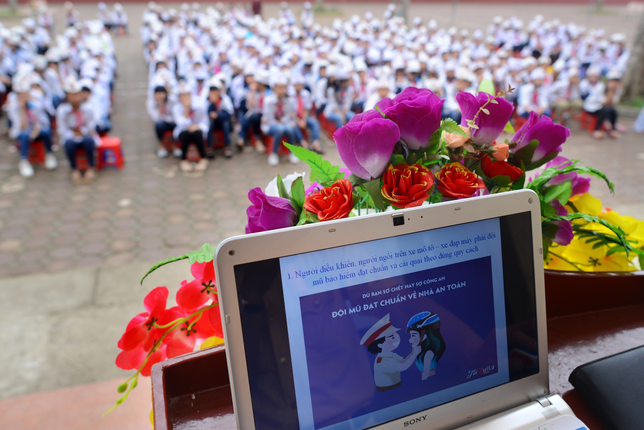 Canh sat giao thong lam thay giao anh 6