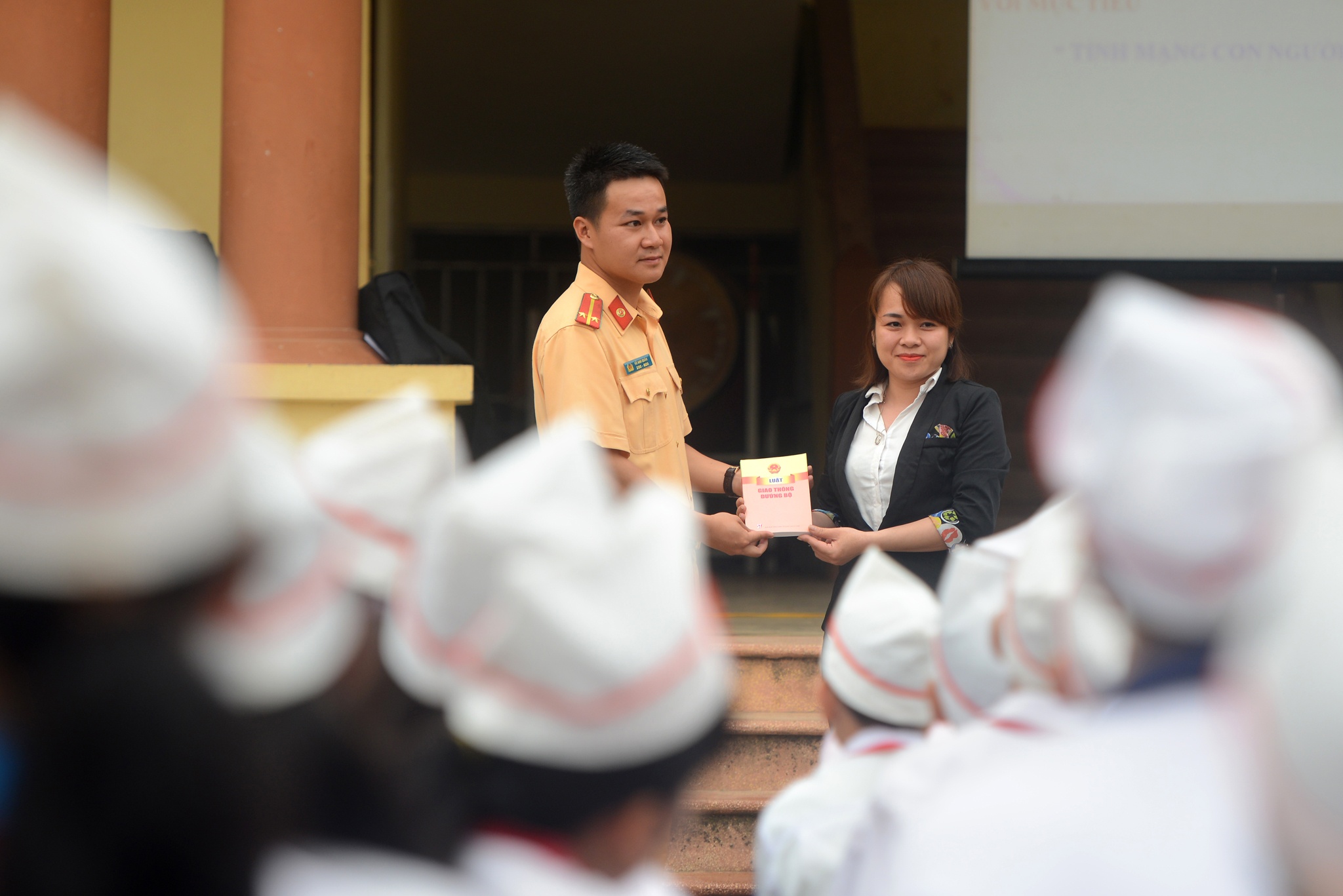 Canh sat giao thong lam thay giao anh 12