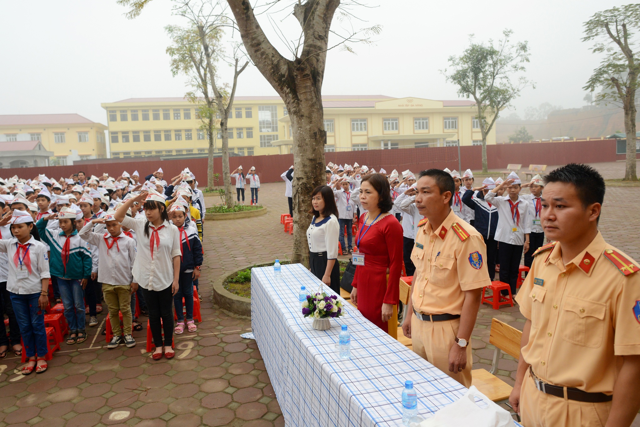 Canh sat giao thong lam thay giao anh 2