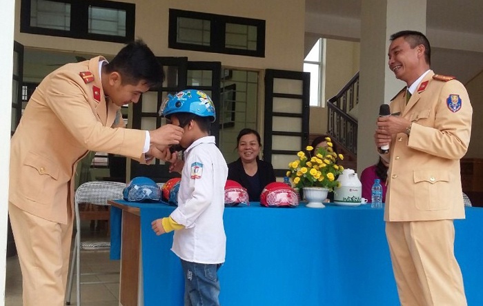 Canh sat giao thong lam thay giao anh 7