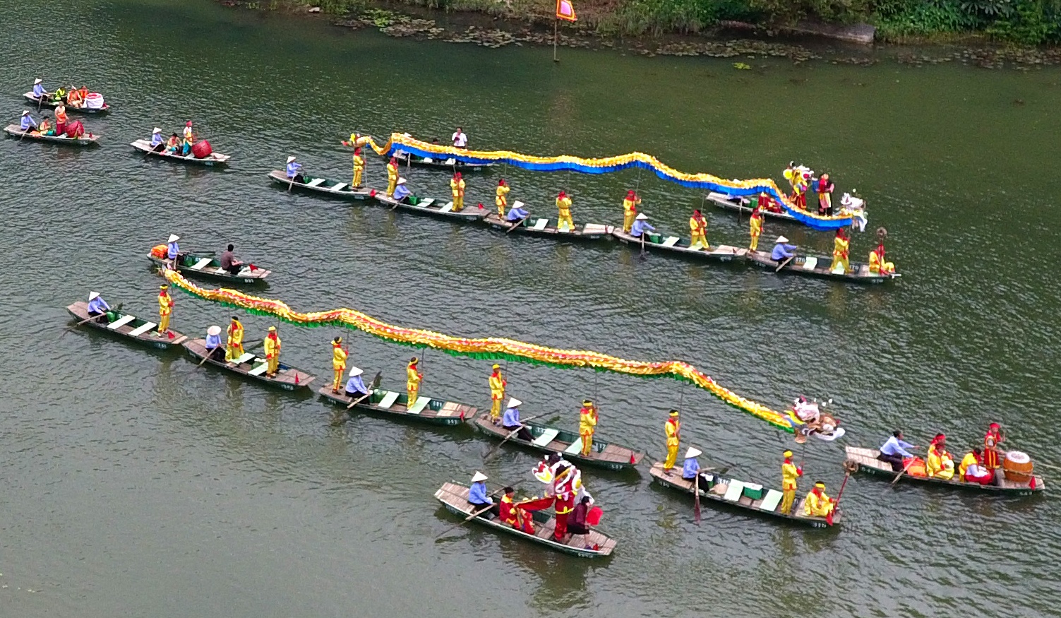 Ruoc rong bang thuyen tren song o Trang An hinh anh