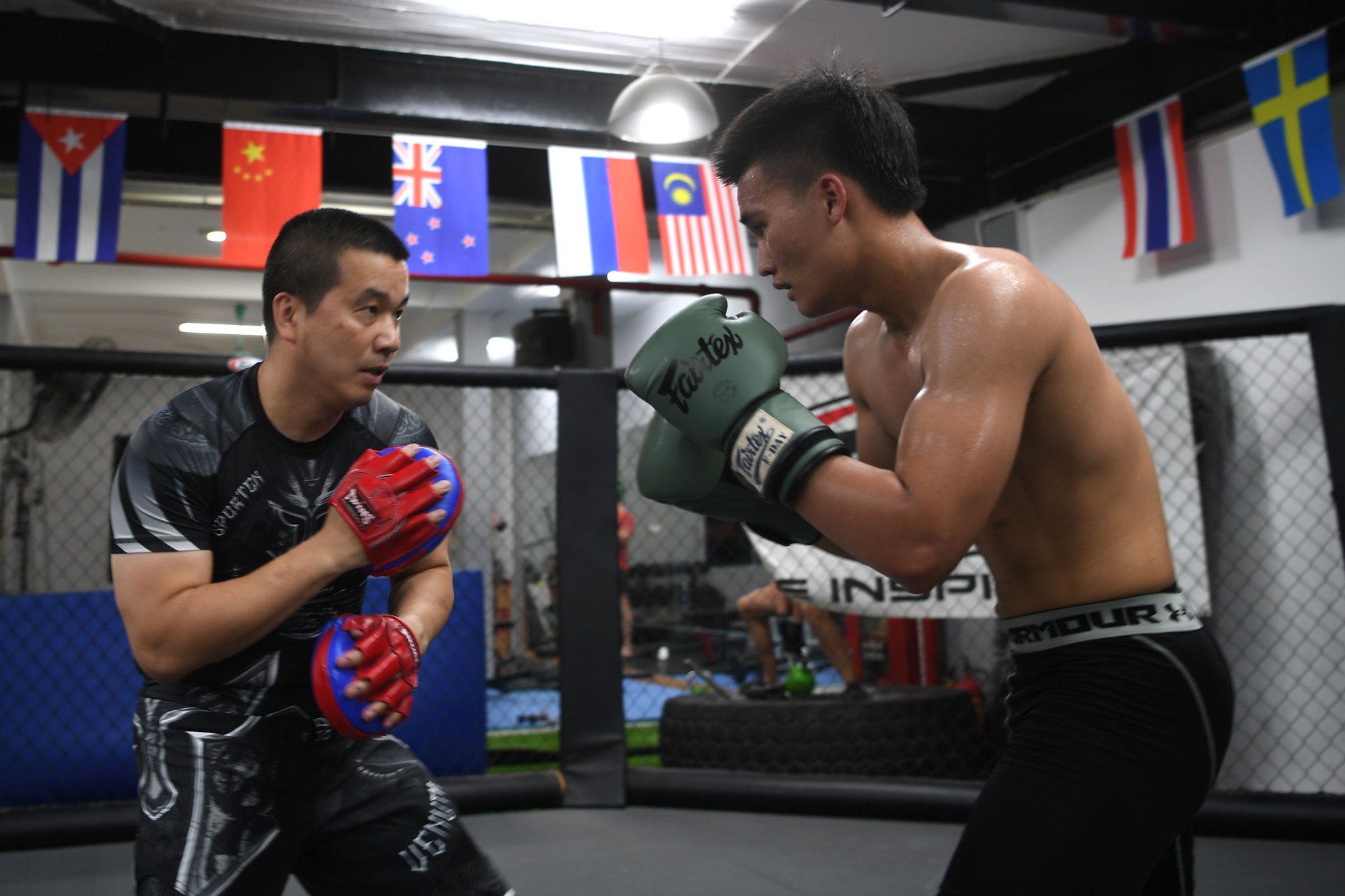 Can canh lo vo MMA hang dau Ha Noi hinh anh