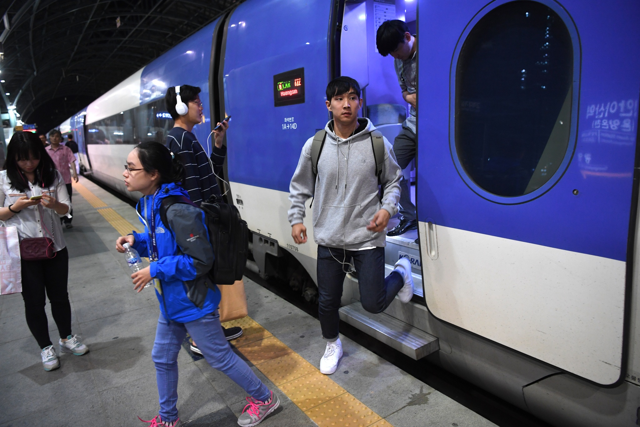 Can canh tau cao toc tien nghi nhu may bay o Han Quoc hinh anh