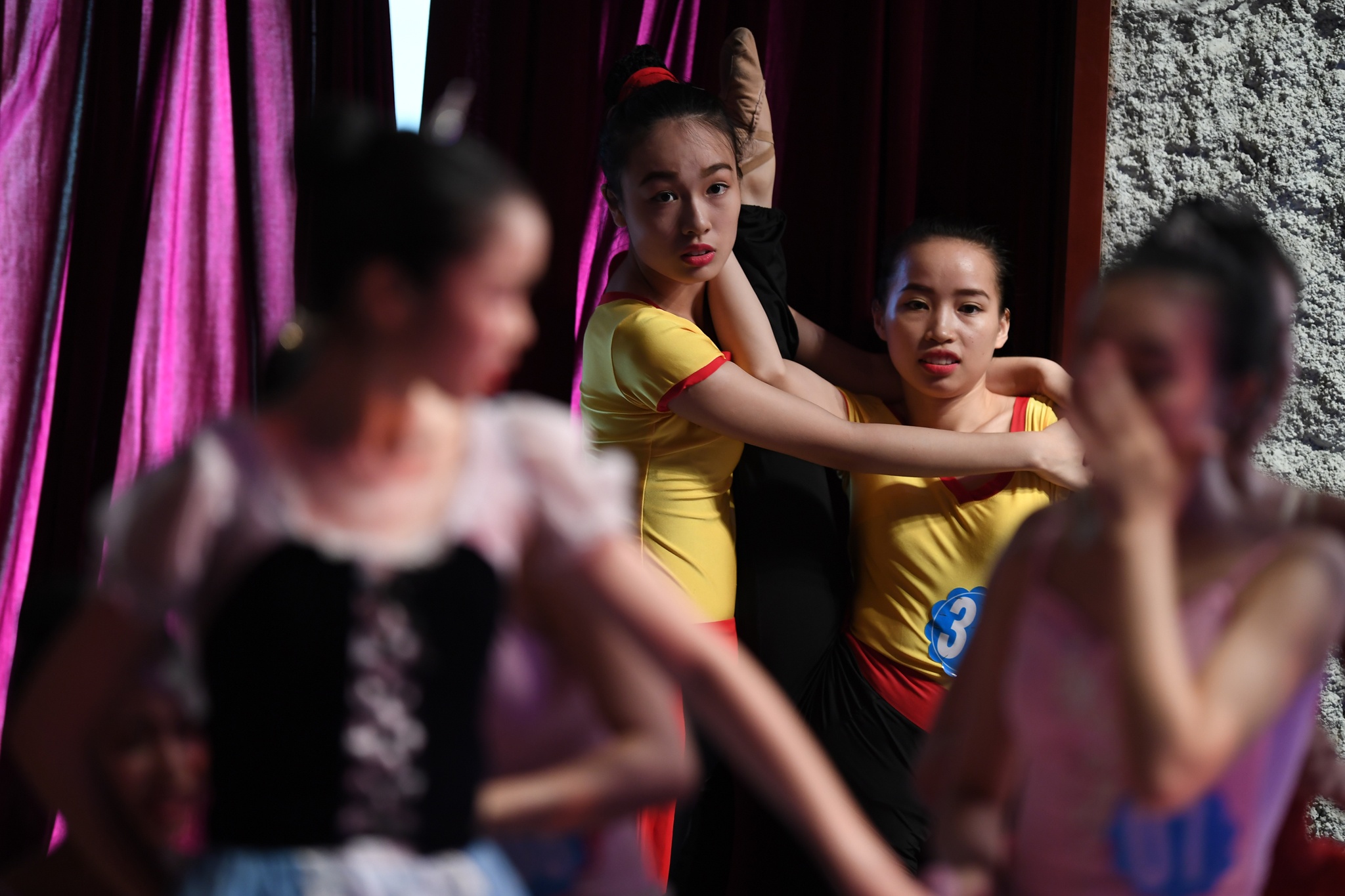 nu sinh truong mua dien tot nghiep anh 10