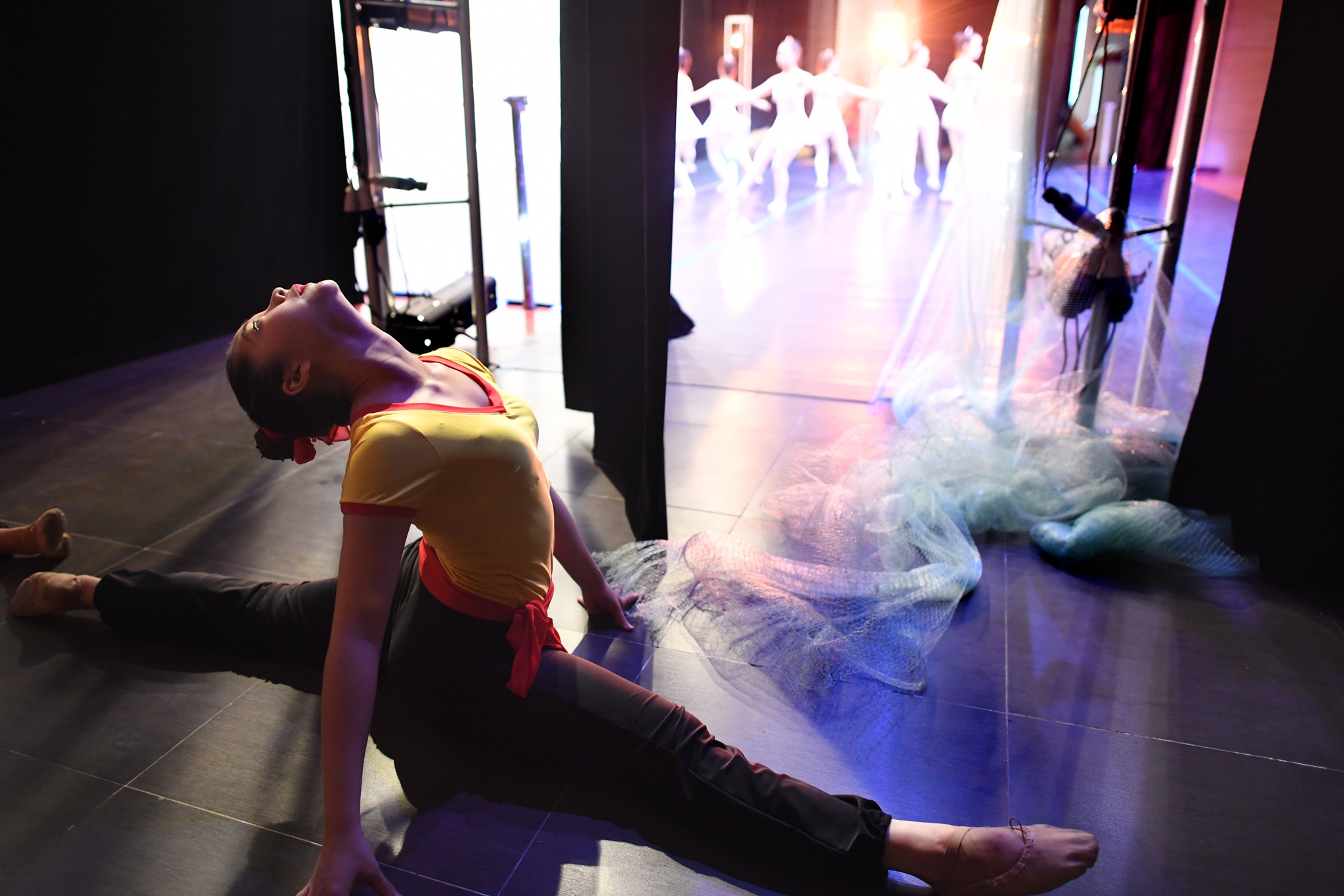 nu sinh truong mua dien tot nghiep anh 9