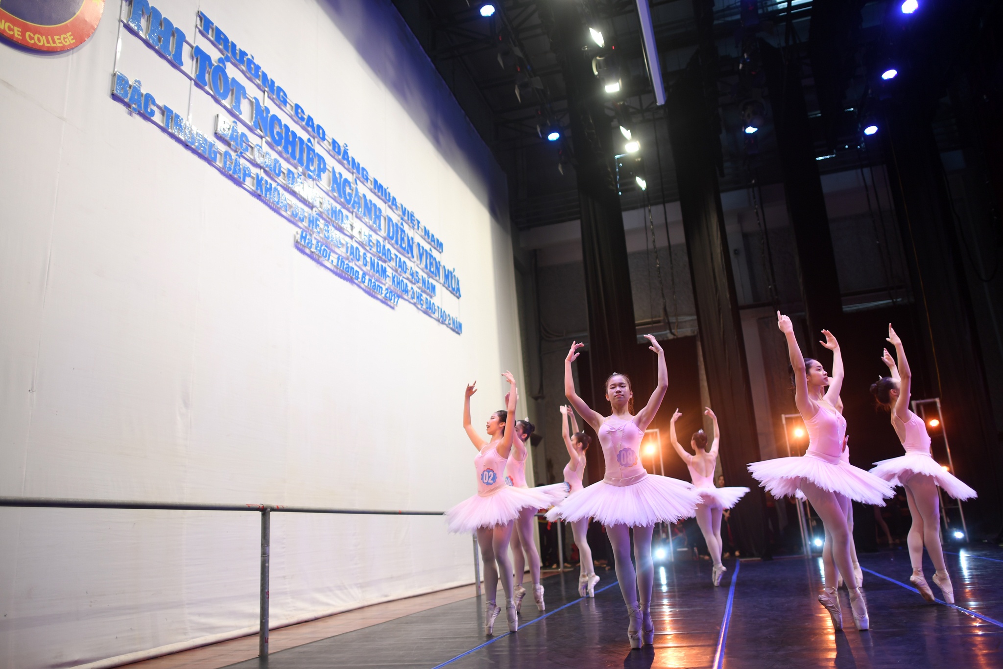 nu sinh truong mua dien tot nghiep anh 1