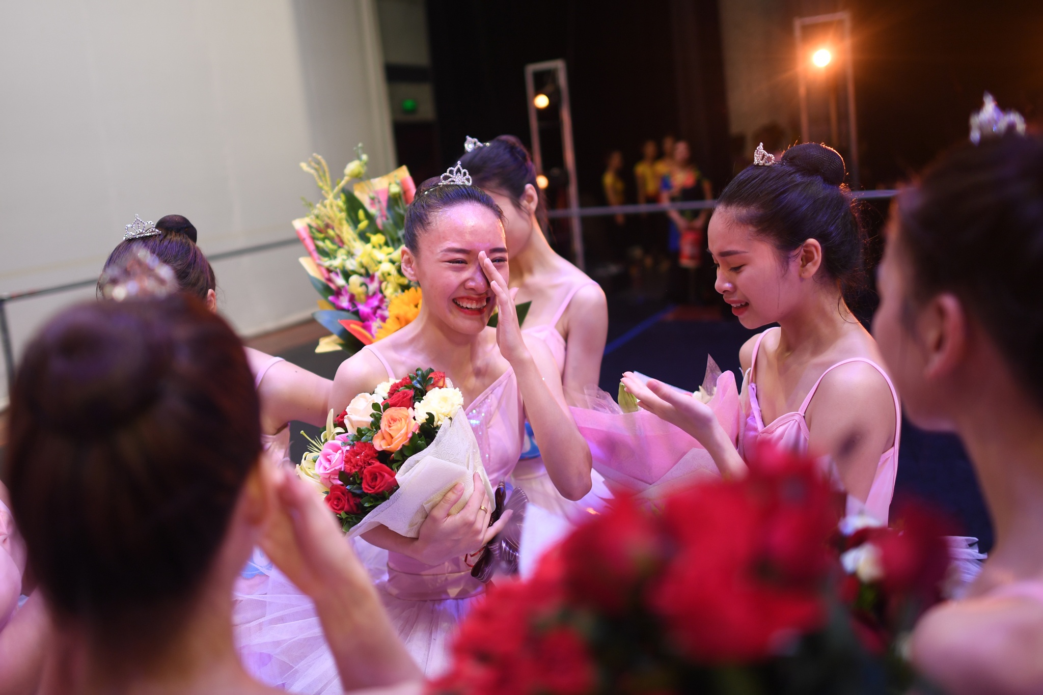 nu sinh truong mua dien tot nghiep anh 12