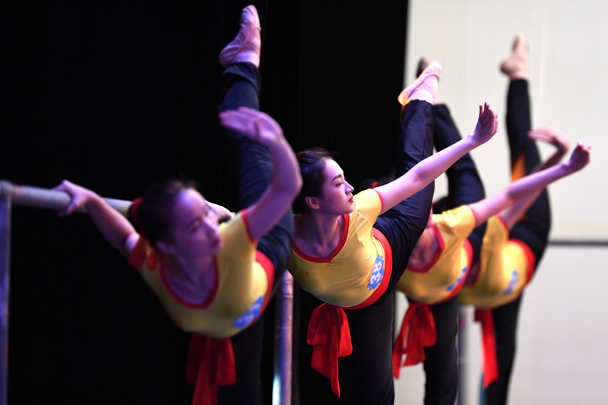 nu sinh truong mua dien tot nghiep anh 13