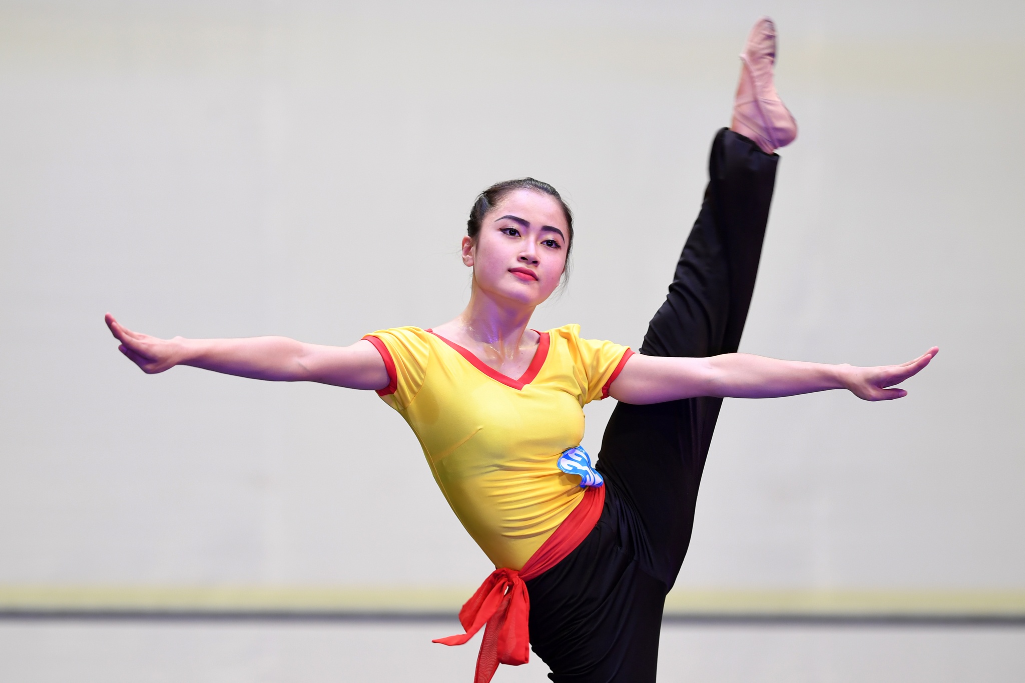 nu sinh truong mua dien tot nghiep anh 14