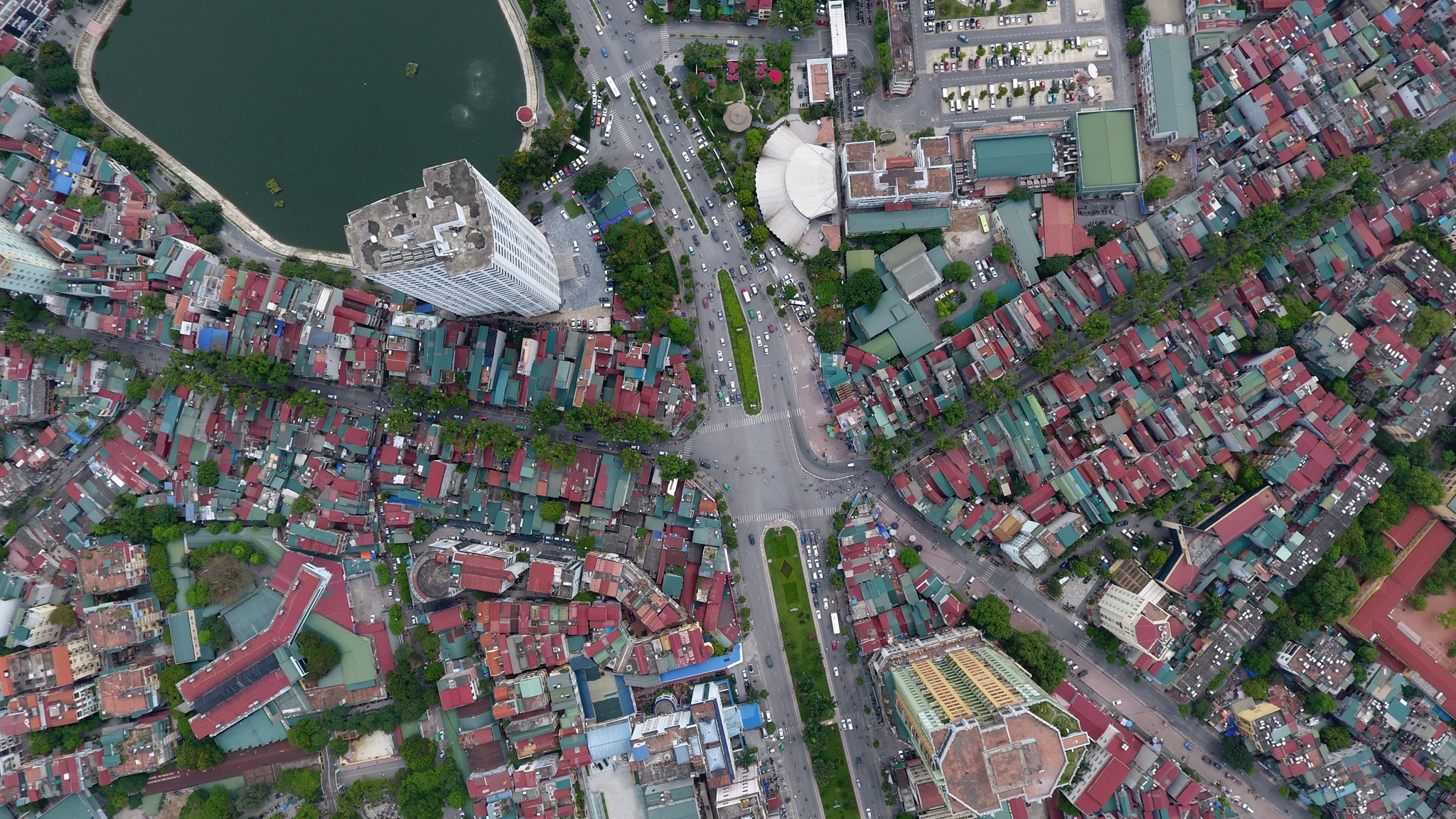 Can canh con duong sap mo tai Ha Noi co chi phi thi cong dat nhat hanh tinh hinh anh