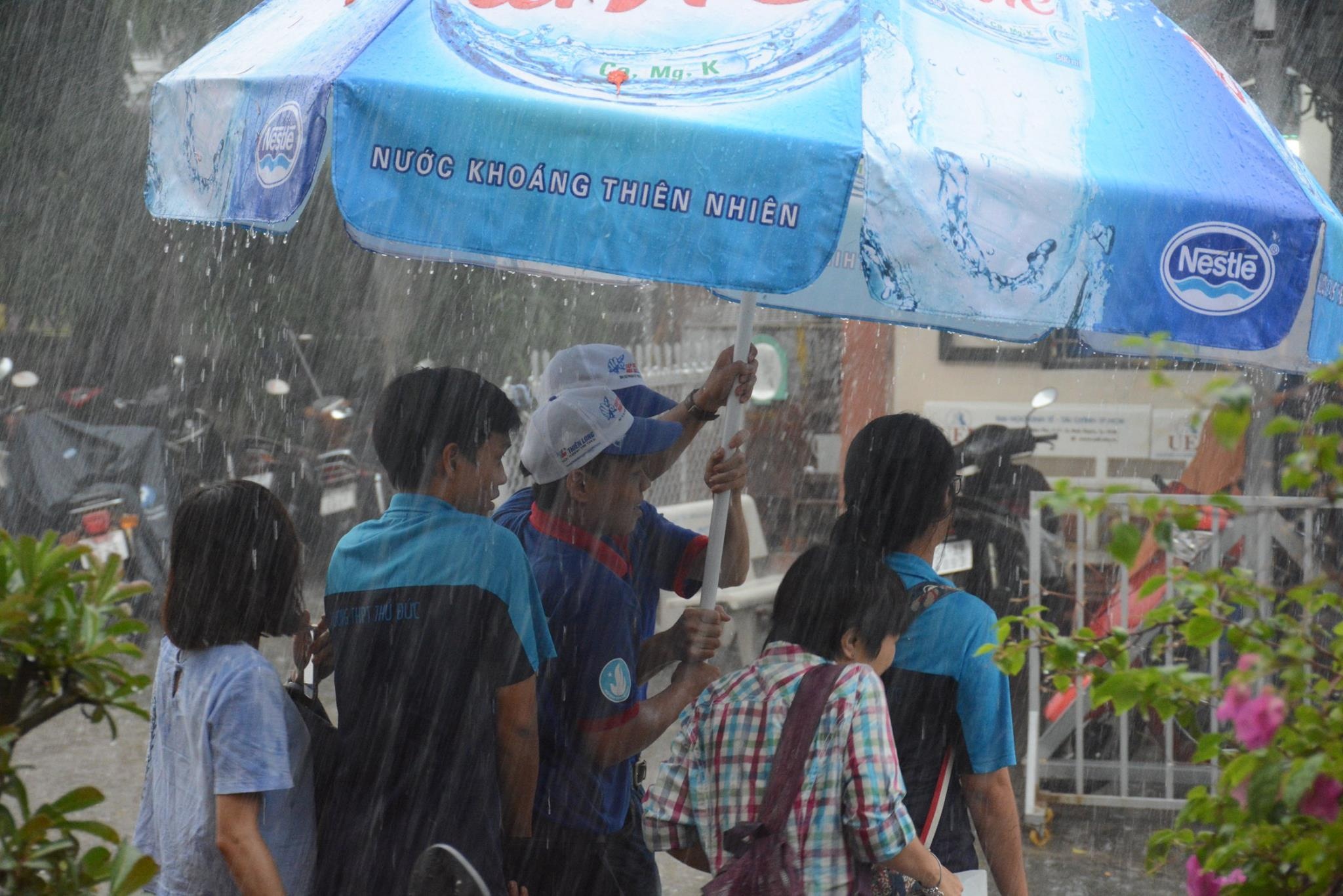 Thi sinh TP.HCM doi mua lam thu tuc du thi THPT quoc gia 2017 hinh anh