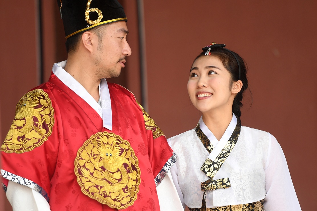 Thieu nu xinh dep trong trang phuc hanbok Han Quoc hinh anh