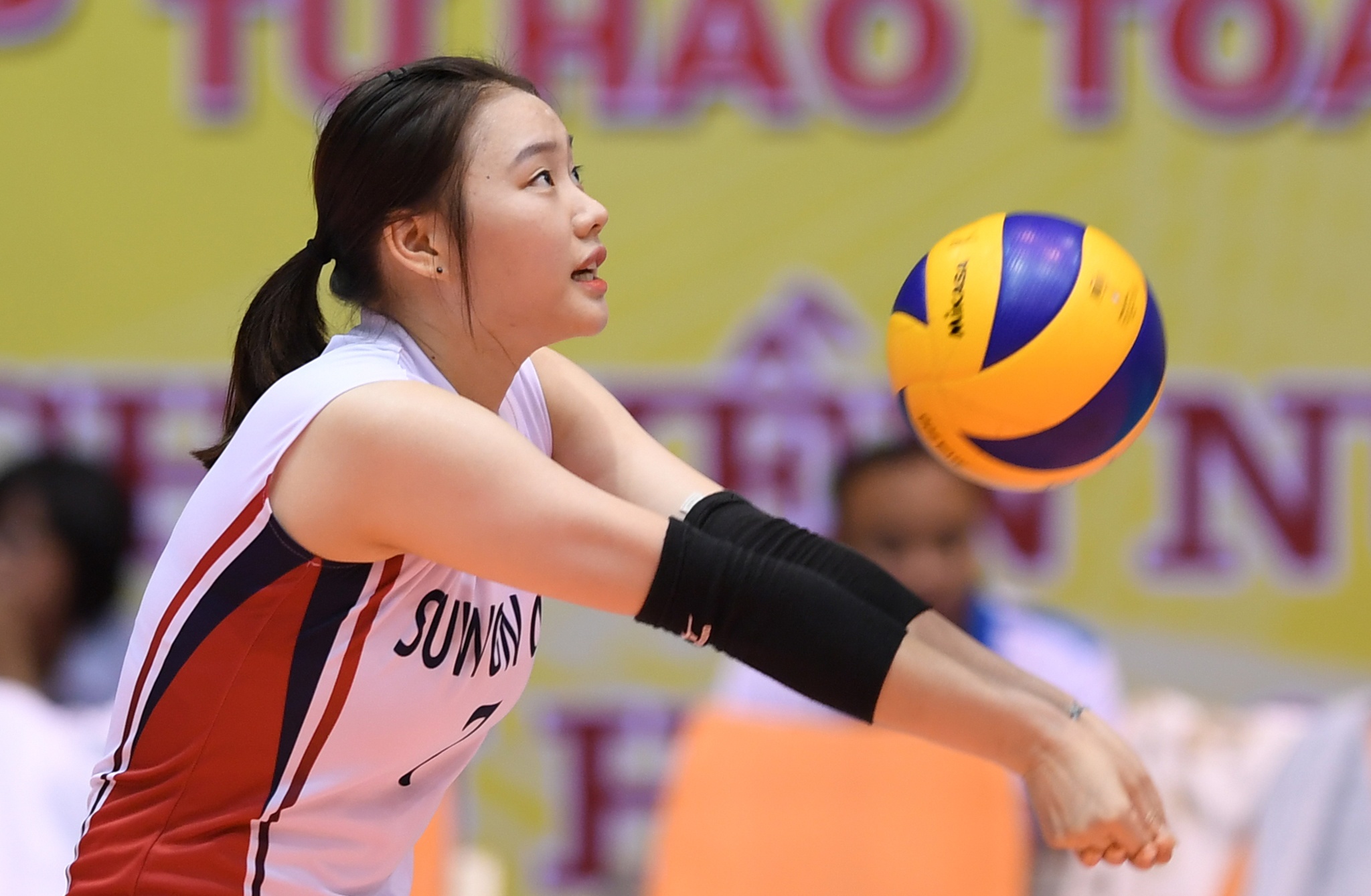 Chan dai bong chuyen Han Quoc xinh dep tai VTV Cup hinh anh