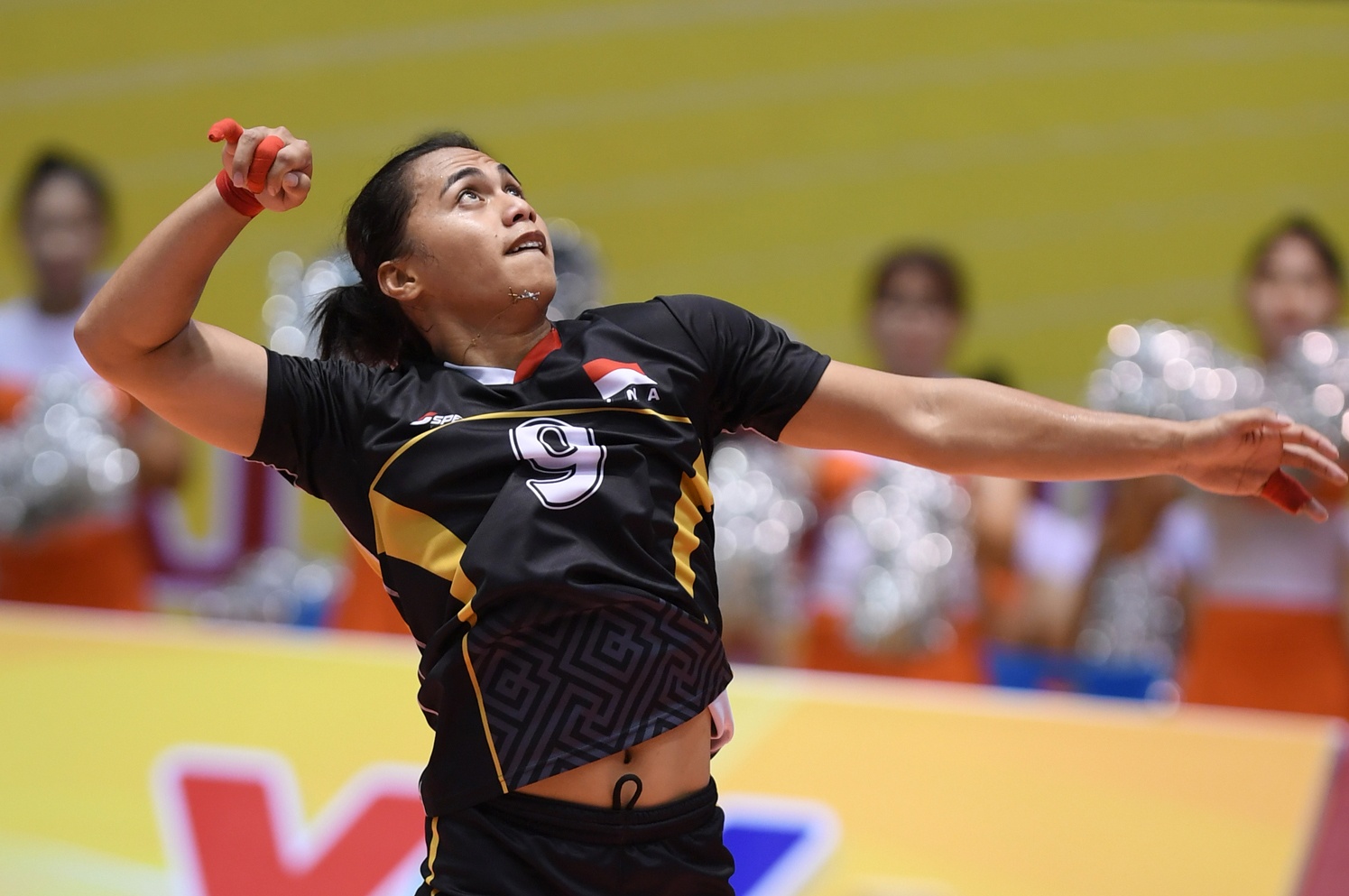 Chu cong dang voc dan ong ha guc Tuyen bong chuyen nu Viet Nam hinh anh