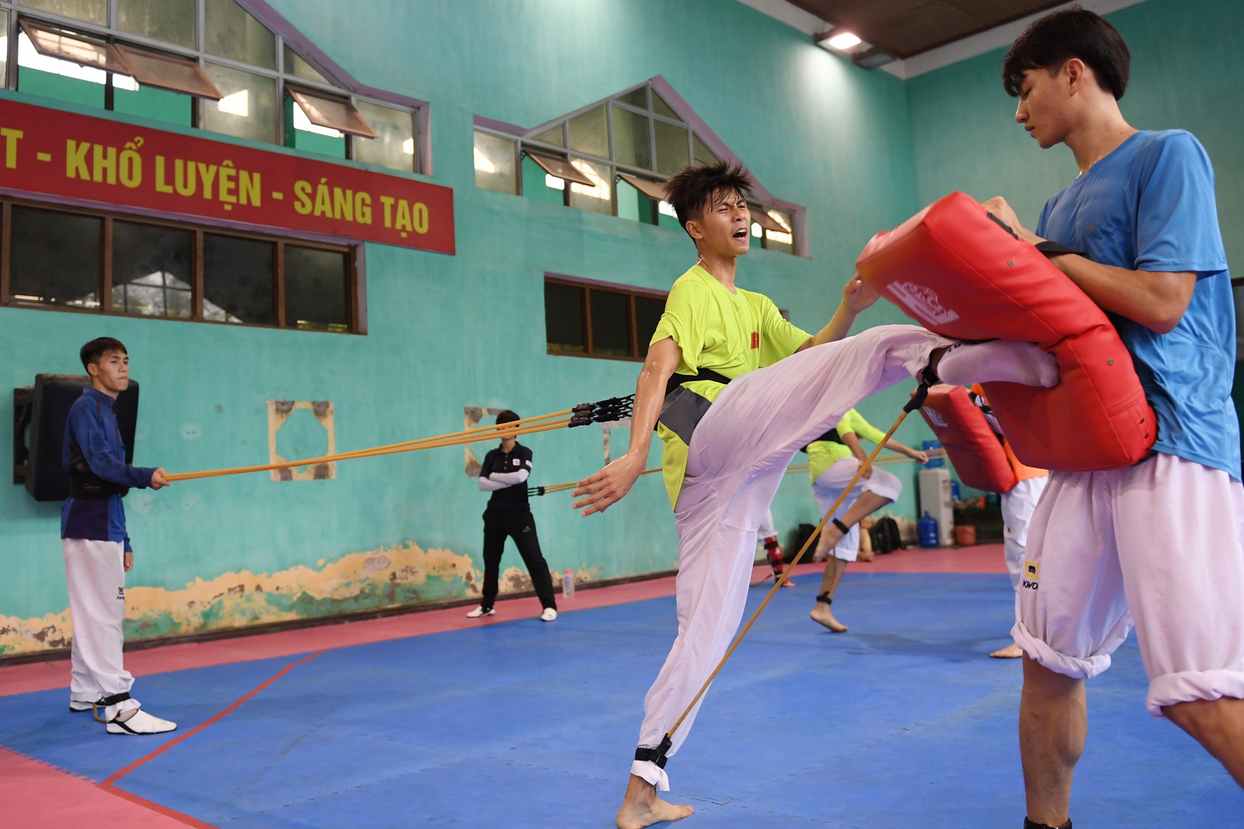 Tuyen taekwondo kho luyen bang dung cu dac biet truoc SEA Games hinh anh