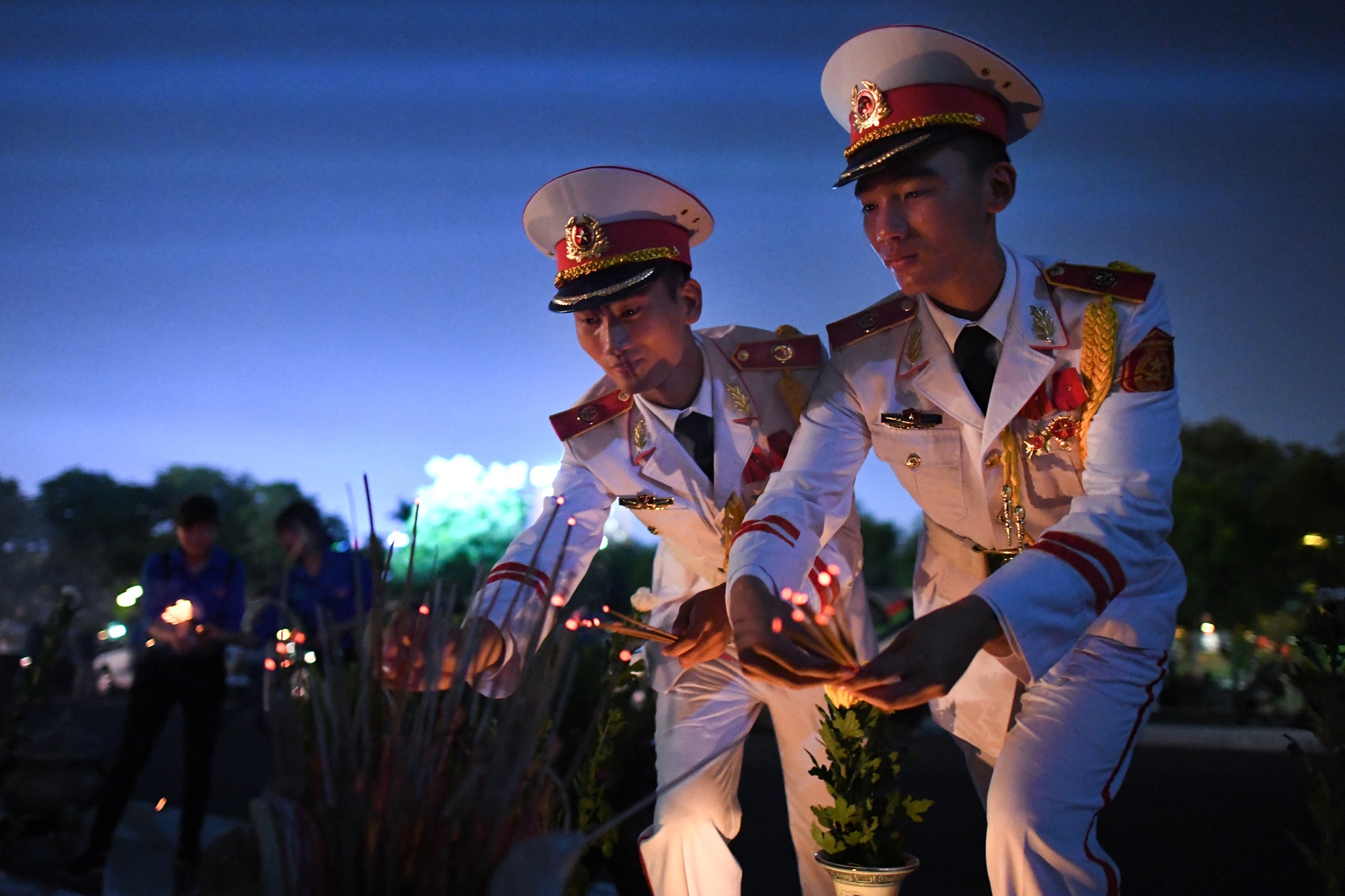 Dem thap nen tri an cac anh hung liet si hinh anh