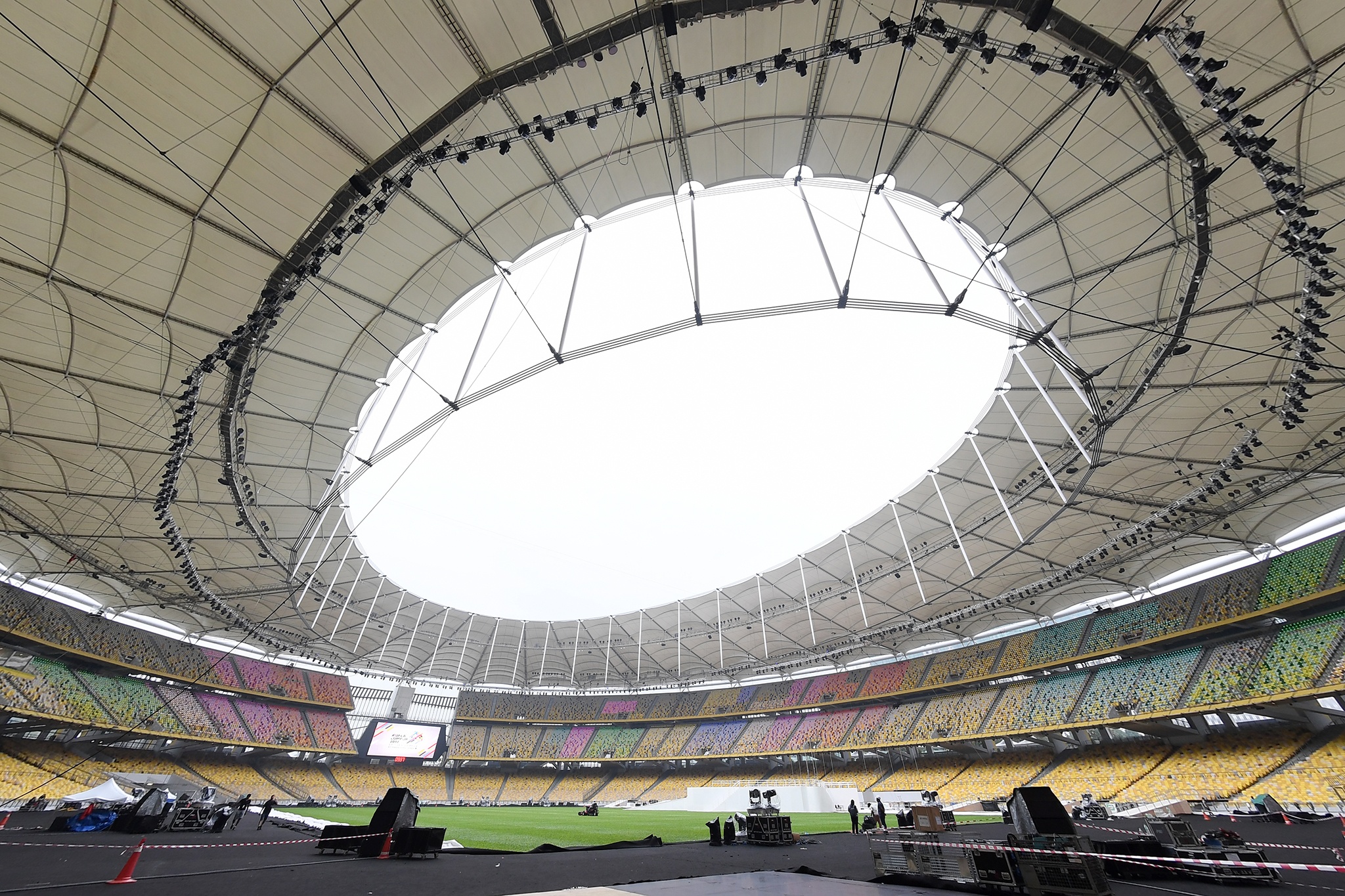 San Bukit Jalil tat bat hoan thien cho ngay khai mac SEA Games 29 hinh anh