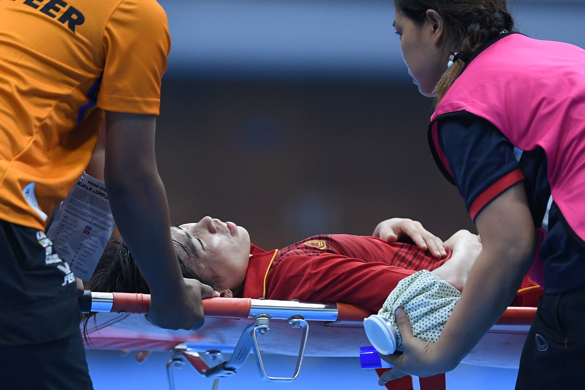 Cau thu futsal nu Viet Nam va Thai Lan kiet suc sau tran chung ket som hinh anh