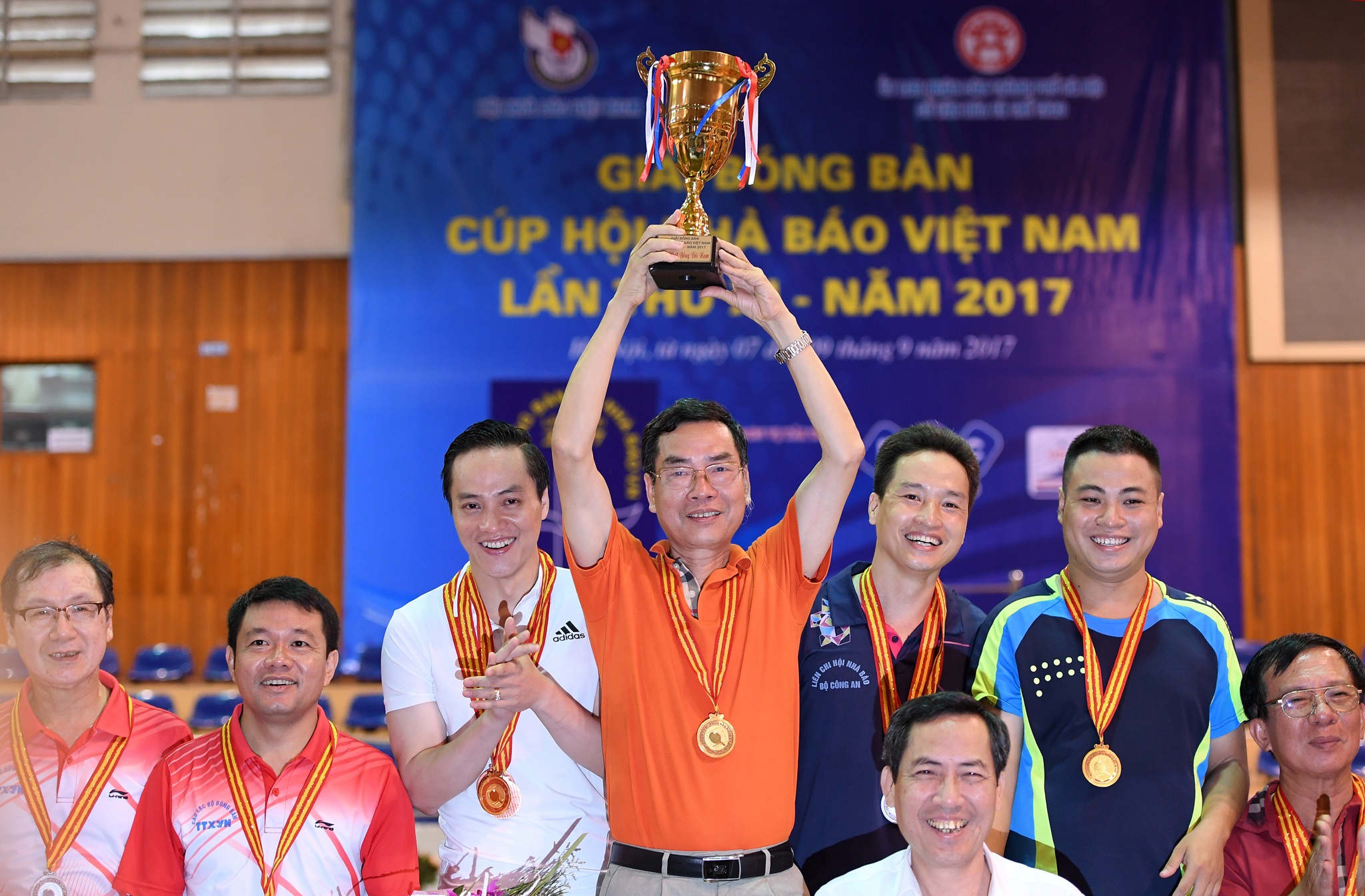 lao tuong bong ban o giai bao chi anh 2