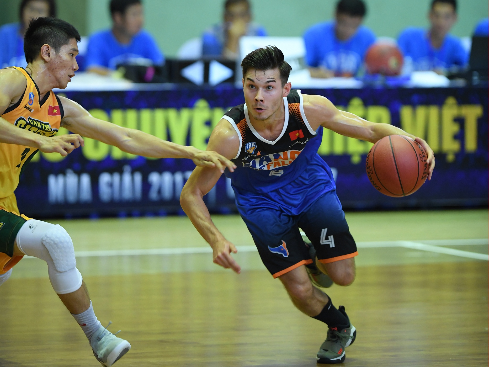 Can Tho Catfish vui dap Ha Noi Buffaloes o tran dau tien tren san nha hinh anh