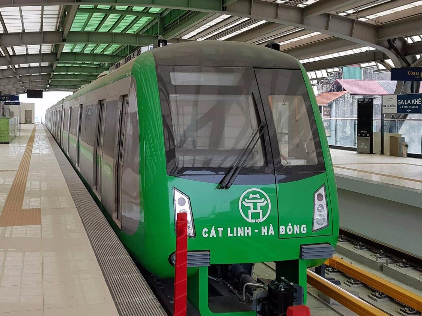 Nha ga ngon ngang, toa tau bui phu day o duong sat Cat Linh - Ha Dong hinh anh