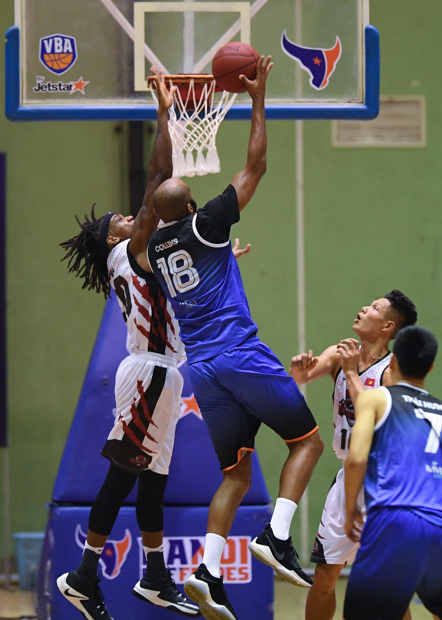 ruc lua derby bong ro ha thanh anh 18