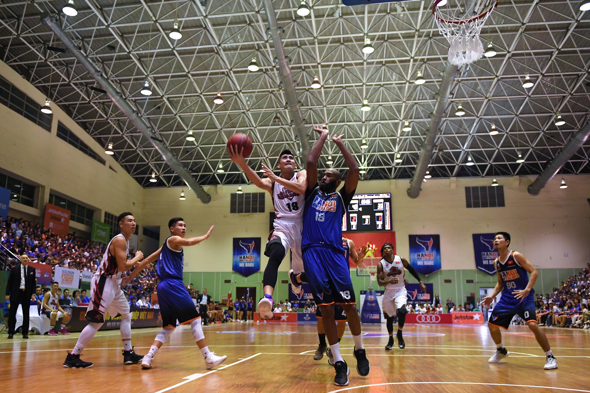 ruc lua derby bong ro ha thanh anh 1