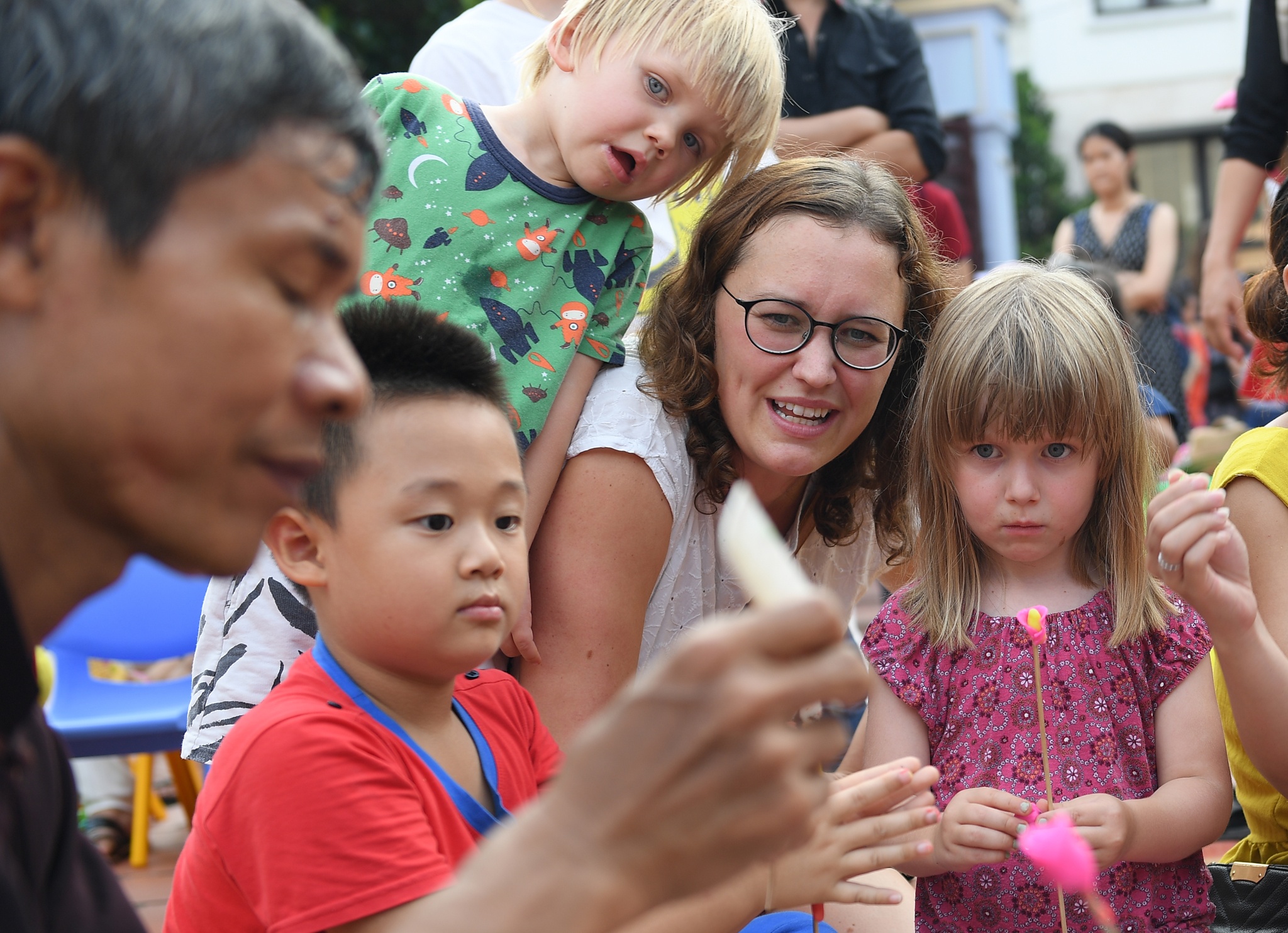 Tre em Viet va nuoc ngoai hoa minh trong ngay hoi Trung thu o pho Tay hinh anh