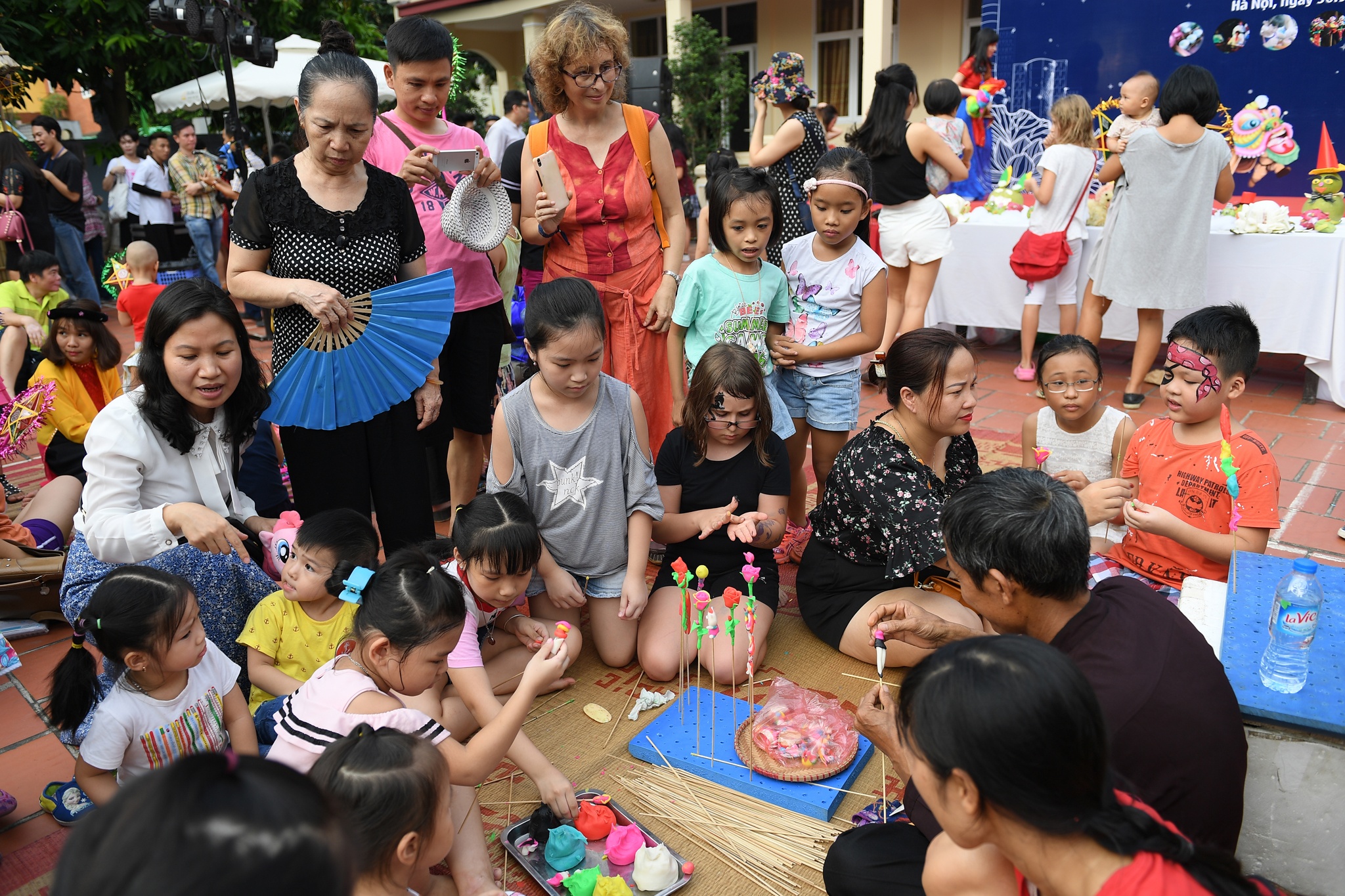 Ngay hoi trang sen cho tre em anh 2
