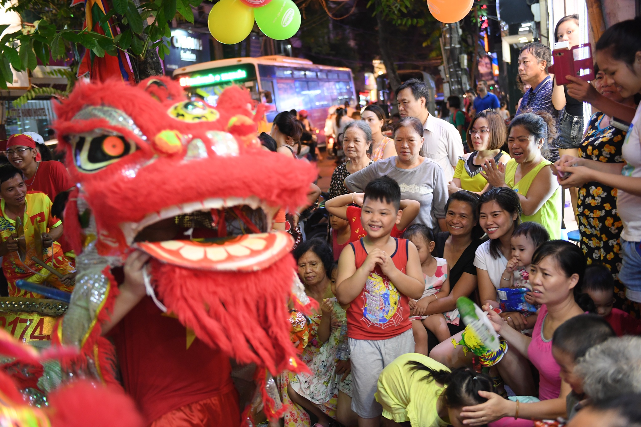 Nguoi dan ra duong xem mua lan tran ngap dem Trung thu hinh anh