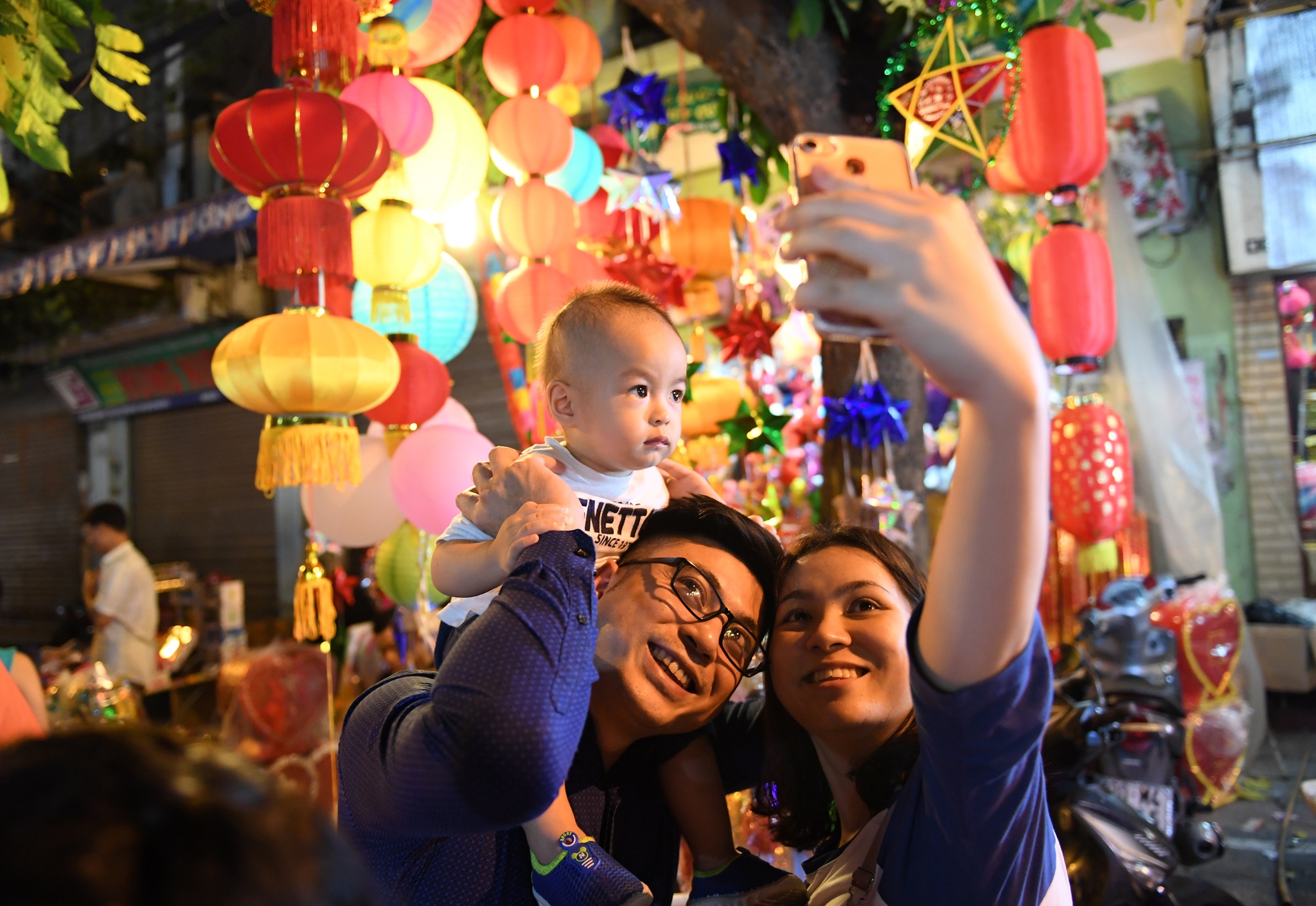 chan pho mua lan trung thu xin tien anh 18