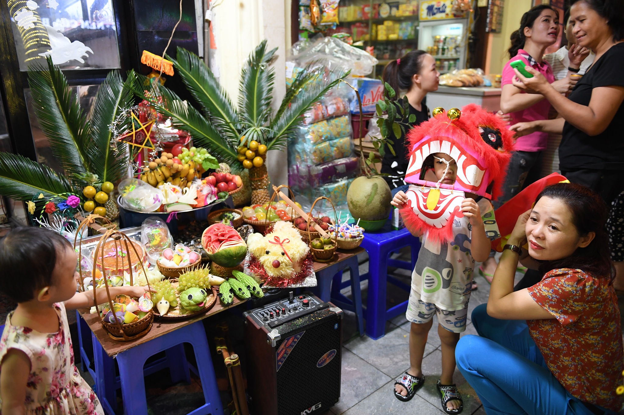 chan pho mua lan trung thu xin tien anh 6