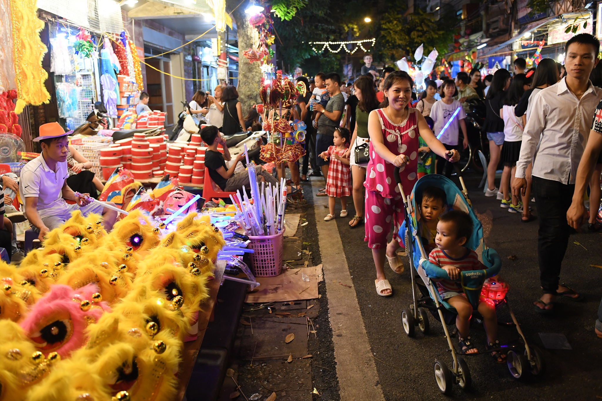 chan pho mua lan trung thu xin tien anh 17