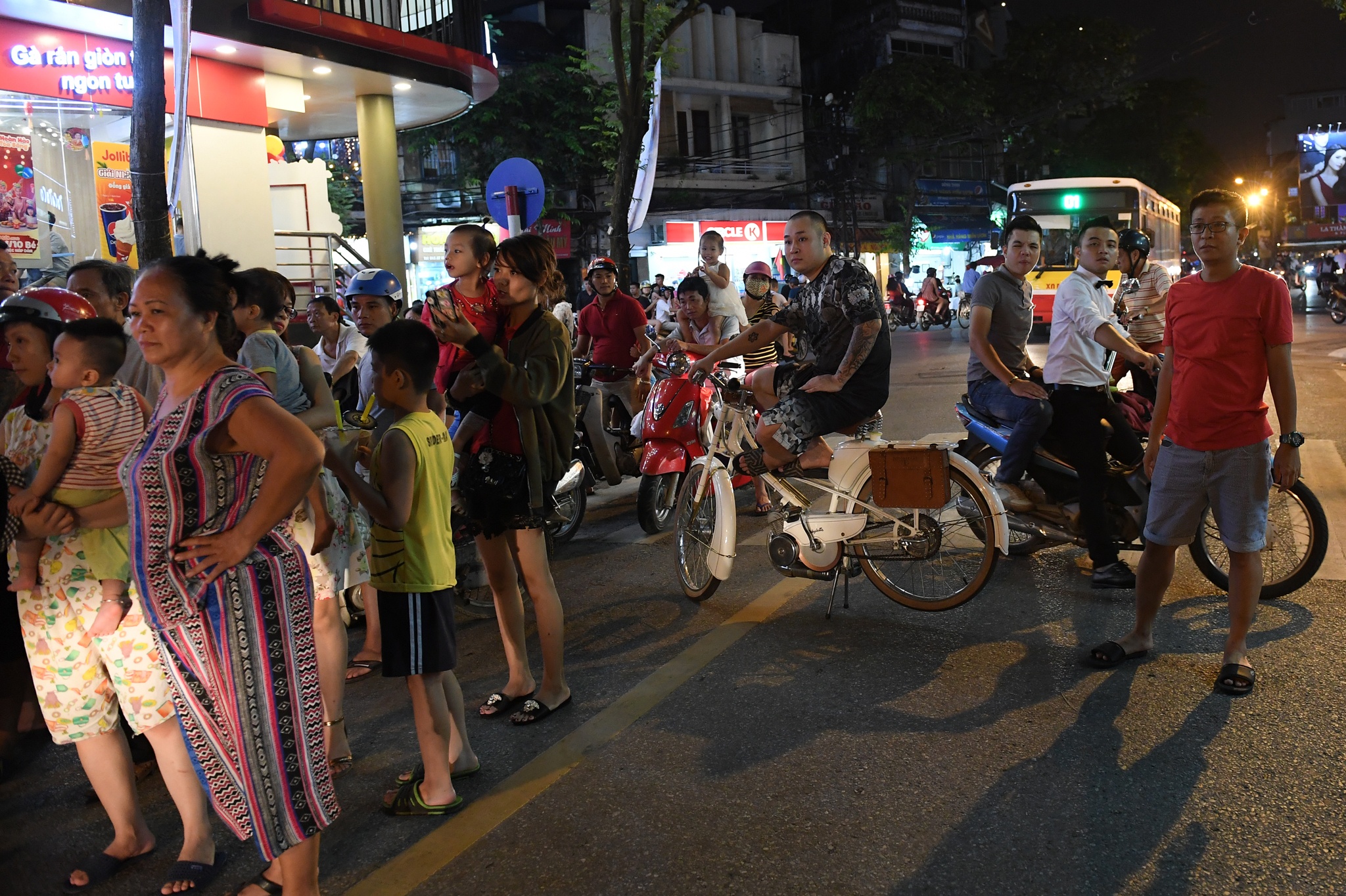 chan pho mua lan trung thu xin tien anh 11