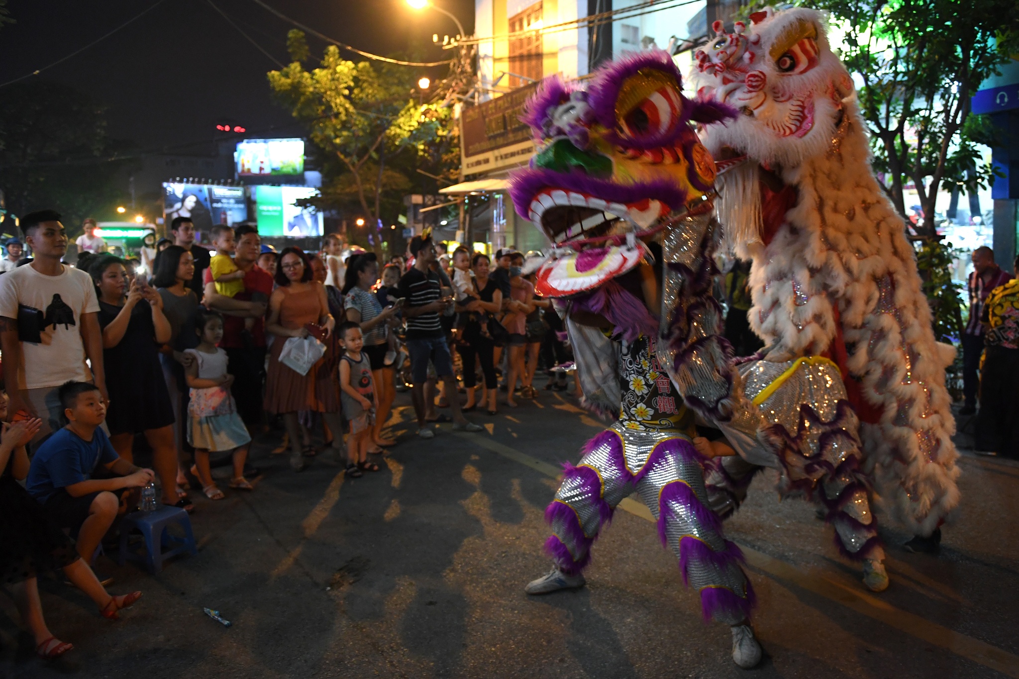 Dan pho co chan duong cho doi mua lan mua vui, xin tien dem trung thu hinh anh