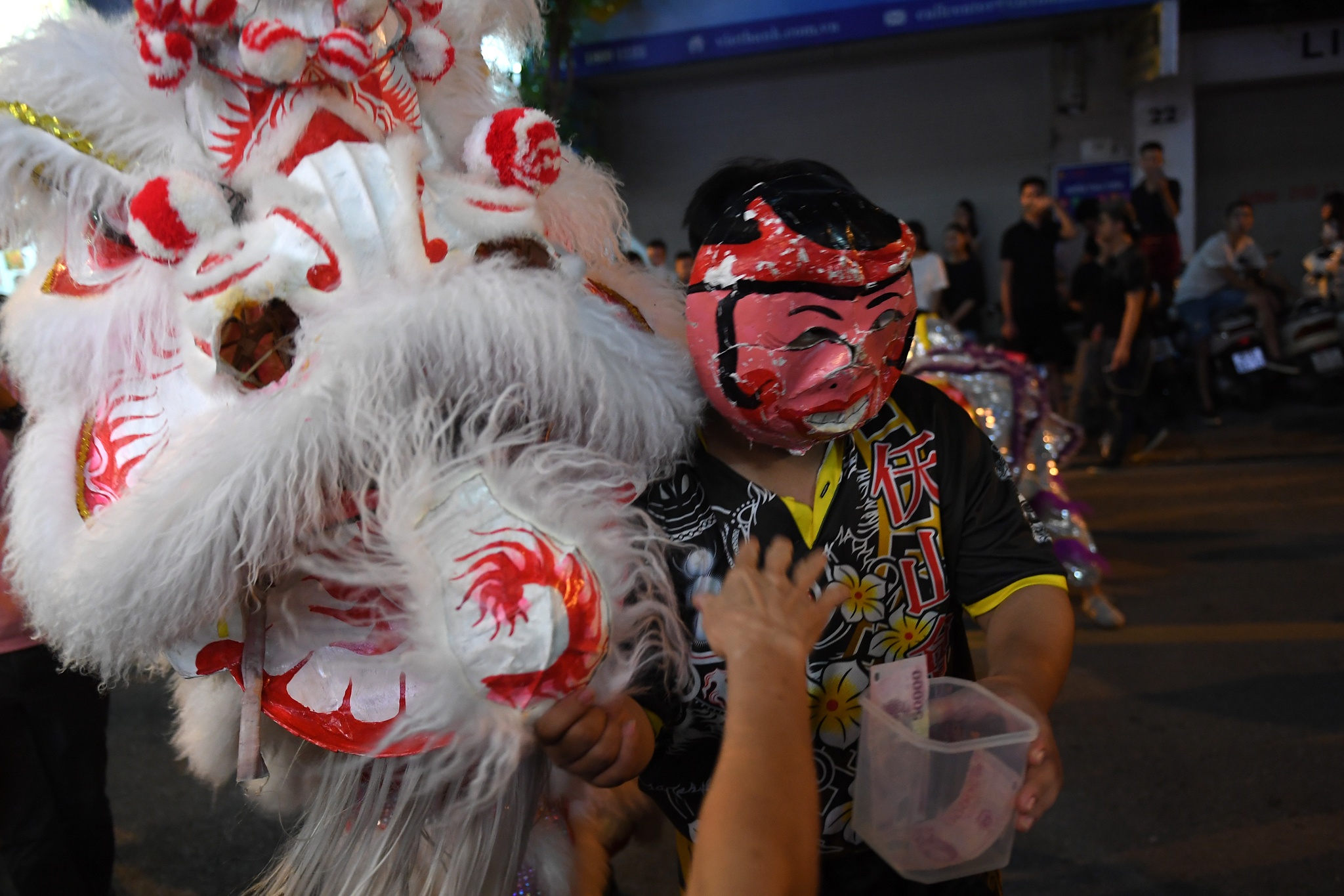 chan pho mua lan trung thu xin tien anh 15