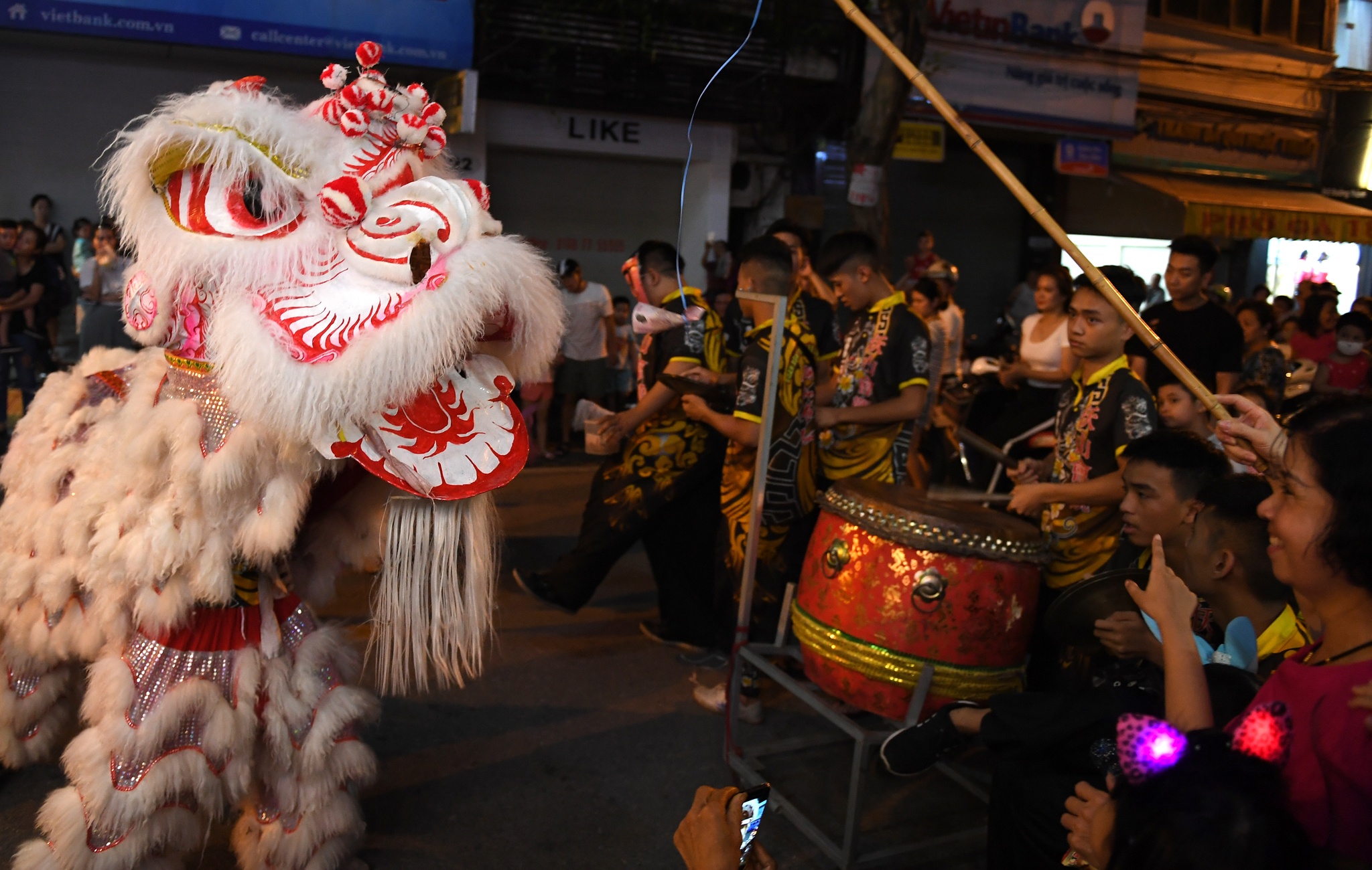 chan pho mua lan trung thu xin tien anh 14