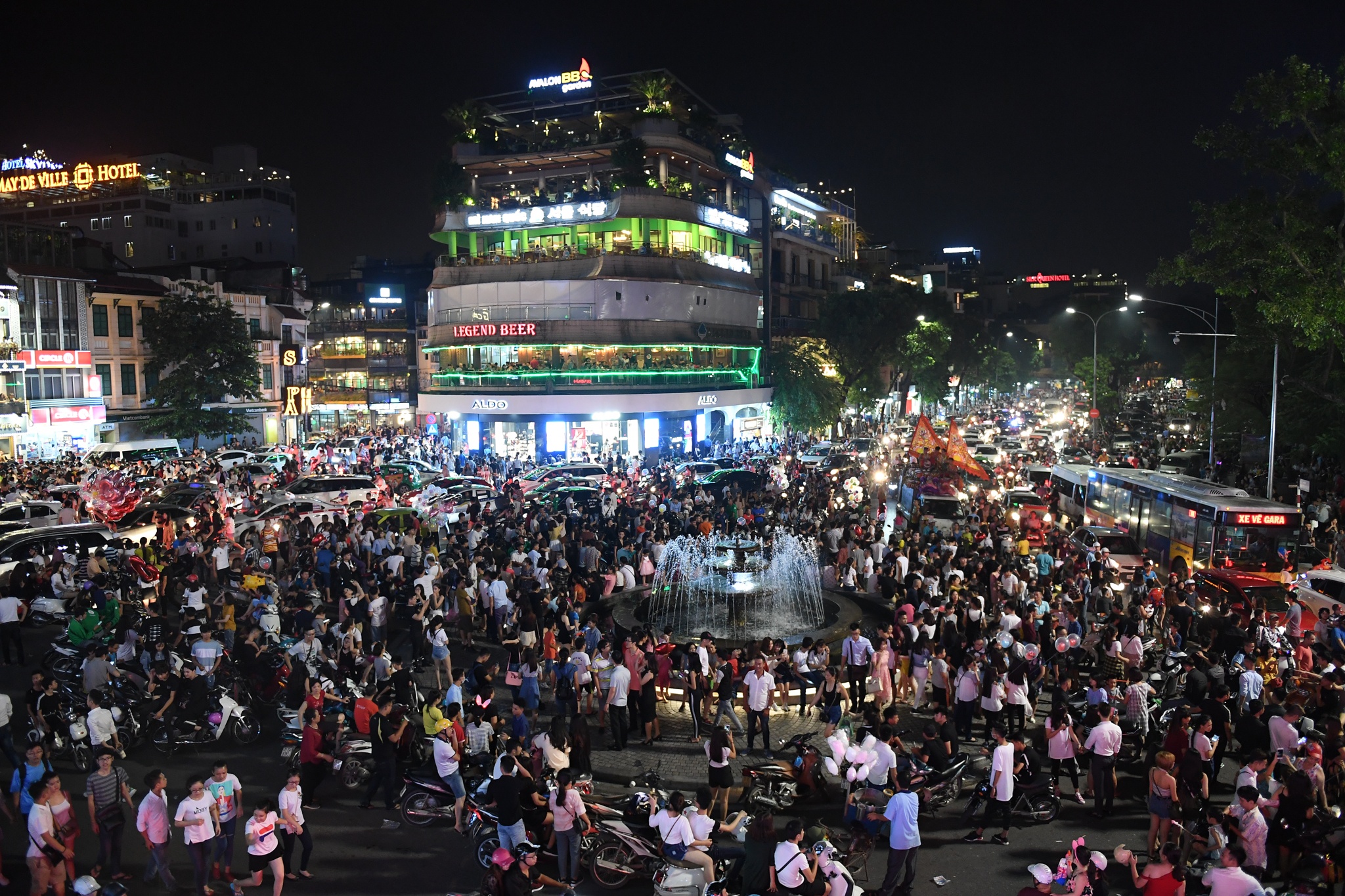 chan pho mua lan trung thu xin tien anh 1