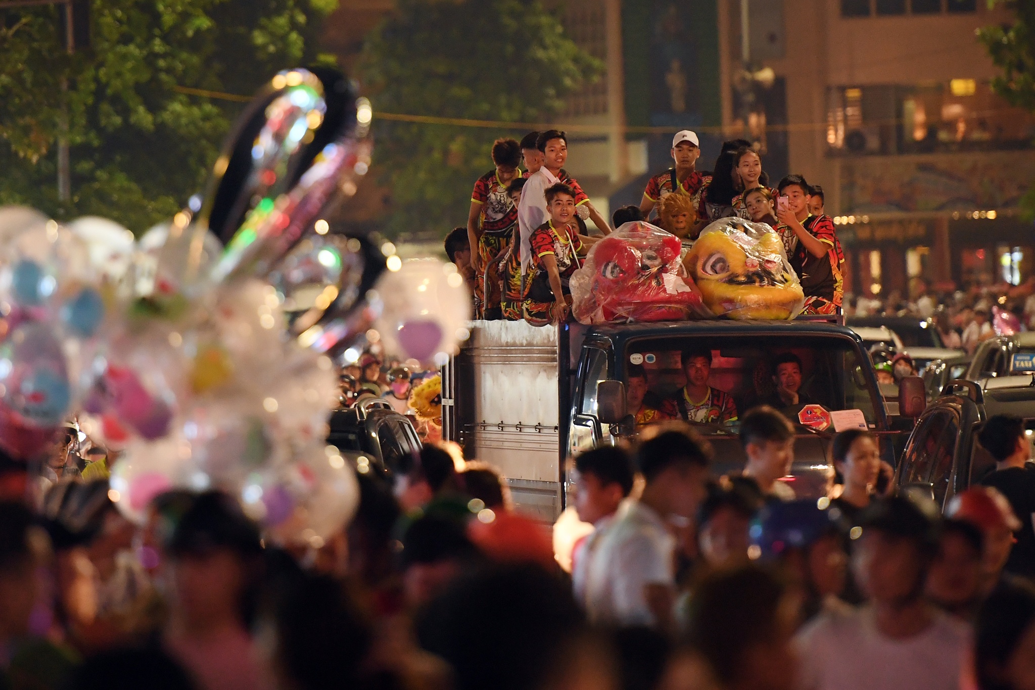 chan pho mua lan trung thu xin tien anh 2